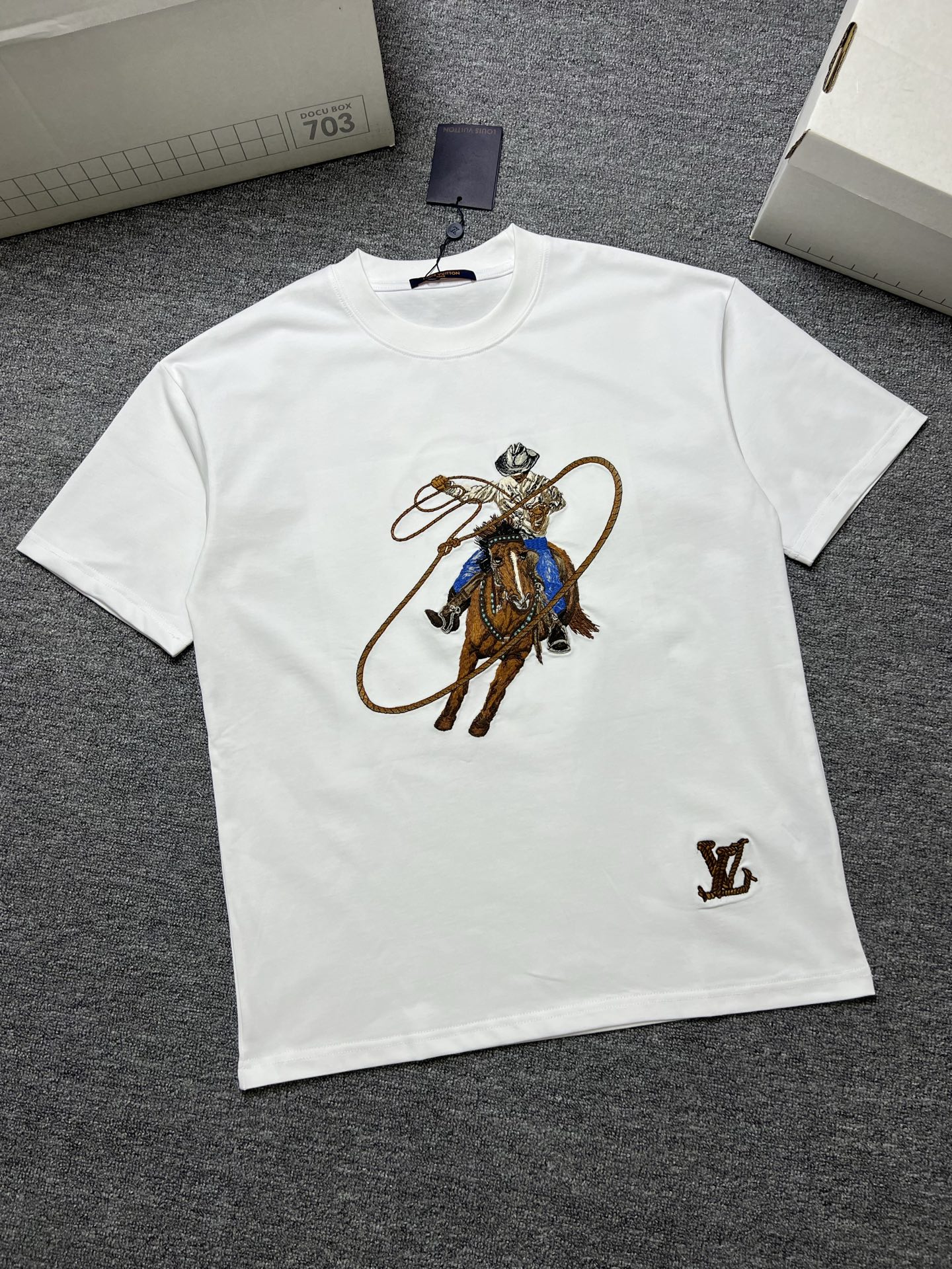 NO:746250,Years later, LV short-sleeved T-shirt, this heavy-duty one is a bit more expensive, color black, white, size: S-XL, b fabric 300g, Louis Vuitton, T-shirt, tees, t-shirt,19860909年后 LV 短袖T恤 此款重工贵一点 颜色黑色 白色 尺码:S-XL b面料300g,,louis vuitton,T-shirt,tees，t-shirt,,Men's clothing