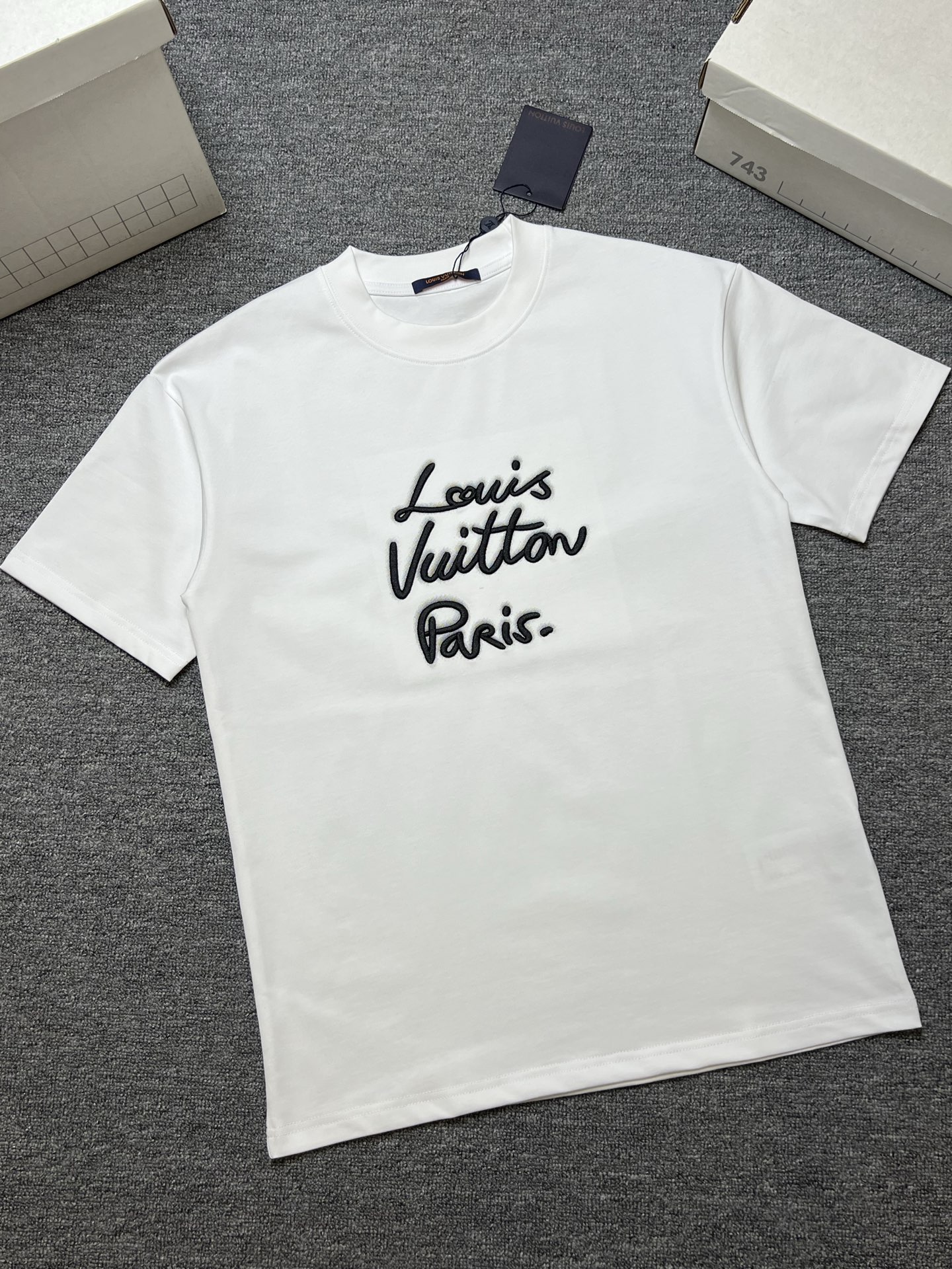 NO:731050,Years later LV short-sleeved T-shirt color black white size: s-xl b fabric 300g, louis vuitton, T-shirt, tees, t-shirt,19860909年后 LV 短袖T恤 颜色黑色 白色 尺码:s-xl b面料300g,,louis vuitton,T-shirt,tees，t-shirt,,Men's clothing