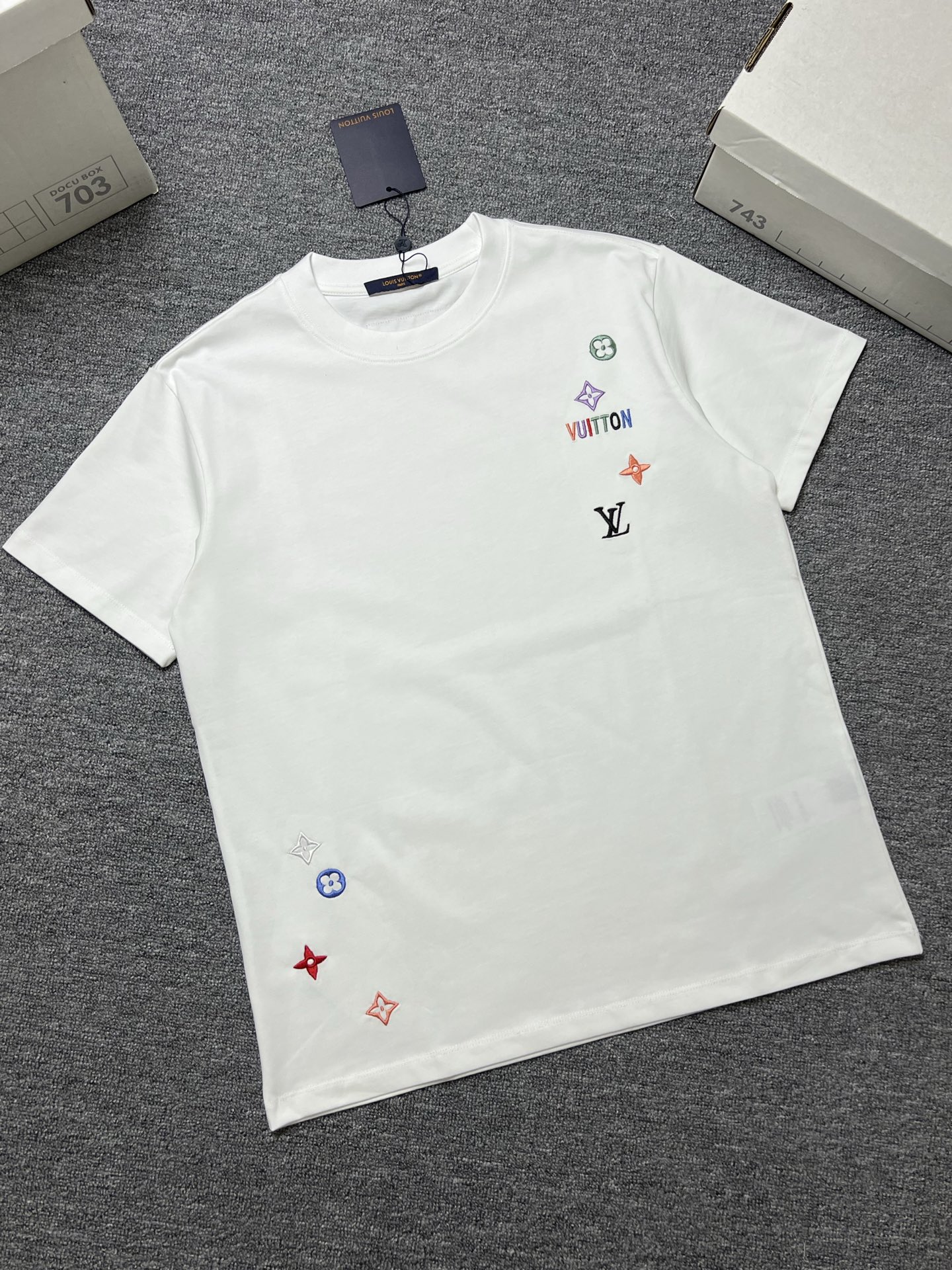 NO:731033,LV short-sleeved T-shirt color black white size: xs-L a fabric 280g, Louis Vuitton, T-shirt, tees, t-shirt,19860909年后 LV 短袖T恤 颜色黑色白色 尺码: xs-L a面料280g,,louis vuitton,T-shirt,tees，t-shirt,,Men's clothing