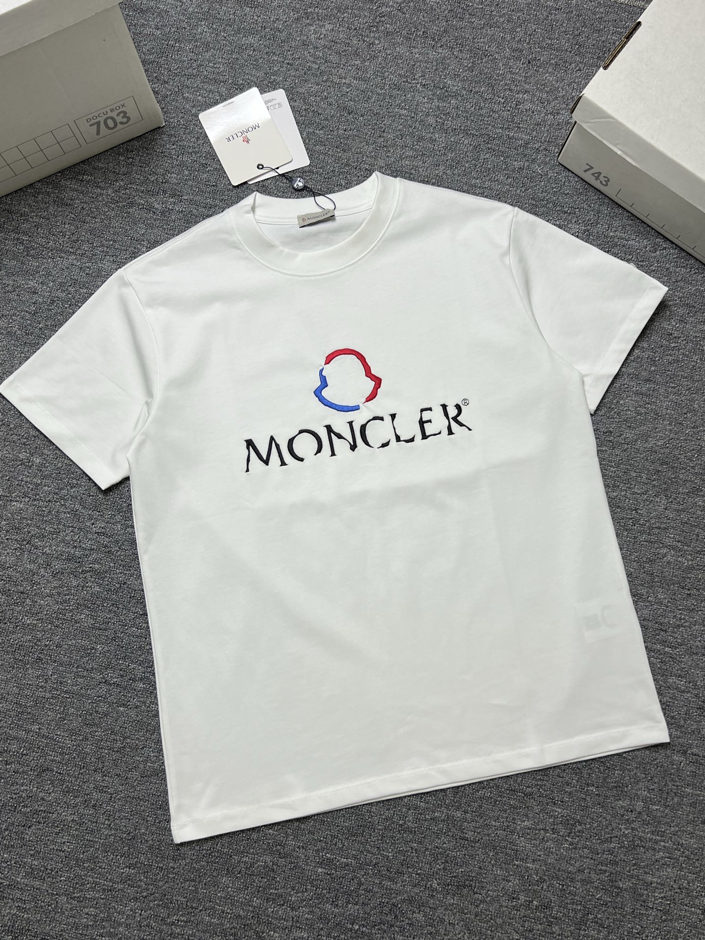 NO:746253,MONCLER short-sleeved T-shirt color black white size: xs-L a fabric 280g, T-shirt, tees, t-shirt,19860909年后 MONCLER 短袖T恤 颜色黑色白色 尺码: xs-L a面料280g,,T-shirt,tees，t-shirt,,Men's clothing