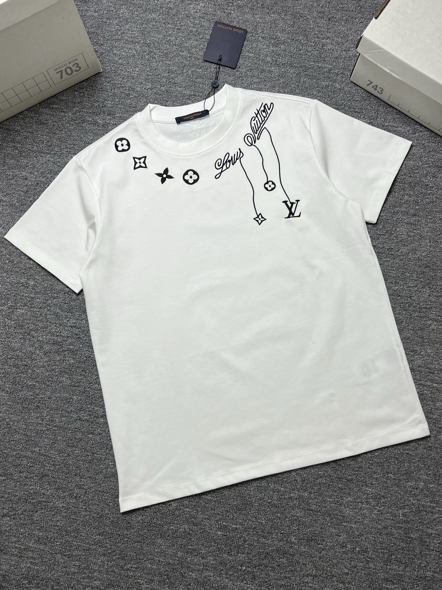 NO:746251,Years later LV short-sleeved T-shirt color black white size: xs-L a fabric 280g, louis vuitton, T-shirt, tees, t-shirt,19860909年后 LV 短袖T恤 颜色黑色白色 尺码:xs-L a面料280g,,louis vuitton,T-shirt,tees，t-shirt,,Men's clothing