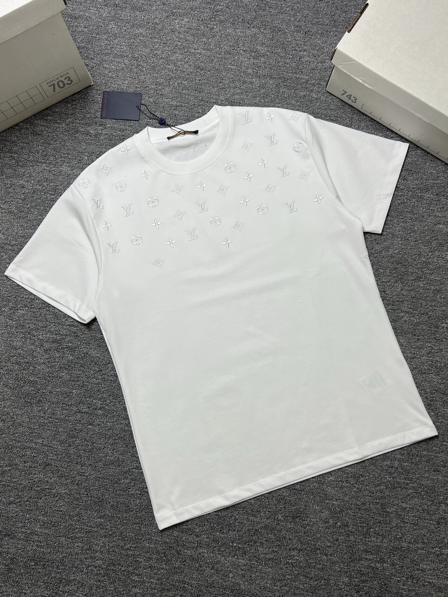 NO:746257,LV short-sleeved T-shirt color black white size: xs-L a fabric 280g, Louis Vuitton, T-shirt, tees, t-shirt,19860909年后 LV 短袖T恤 颜色黑色白色 尺码: xs-L a面料280g,,louis vuitton,T-shirt,tees，t-shirt,,Men's clothing