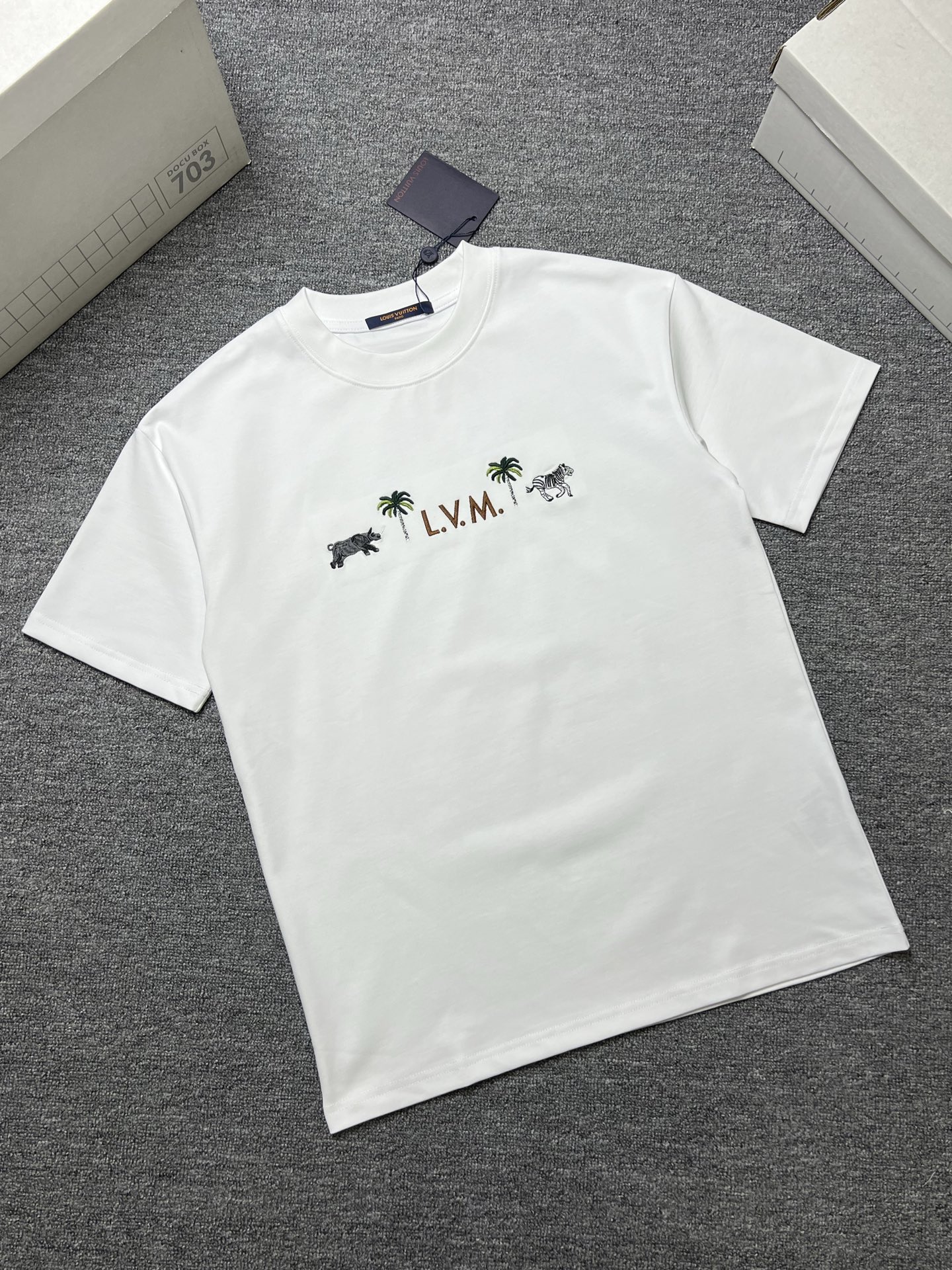 NO:746243,Years later LV short-sleeved T-shirt color black white size: s-xl b fabric 300g, louis vuitton, T-shirt, tees, t-shirt,19860909年后 LV 短袖T恤 颜色黑色 白色 尺码:s-xl b面料300g,,louis vuitton,T-shirt,tees，t-shirt,,Men's clothing