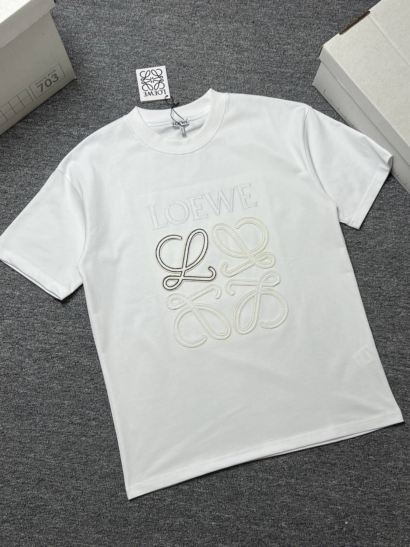 NO:746242,Years later LOEWE short-sleeved T-shirt color black white size: s-xl b fabric 300g, loewe, T-shirt, tees, t-shirt,19860909年后 LOEWE 短袖T恤 颜色黑色 白色 尺码:s-xl b面料300g,,loewe,T-shirt,tees，t-shirt,,Men's clothing