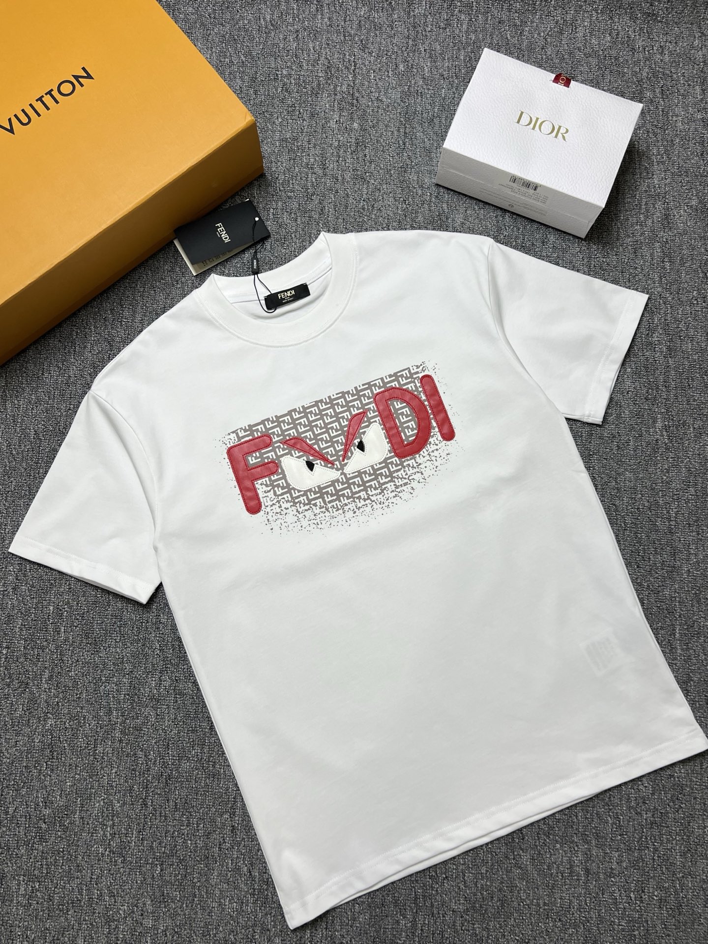 NO:746254,Years later FENDI short-sleeved T-shirt color black white size: s-xl b fabric 300g, fendi, T-shirt, tees, t-shirt,19860909年后 FENDI 短袖T恤 颜色黑色 白色 尺码: s-xl b面料300g,,fendi,T-shirt,tees，t-shirt,,Men's clothing