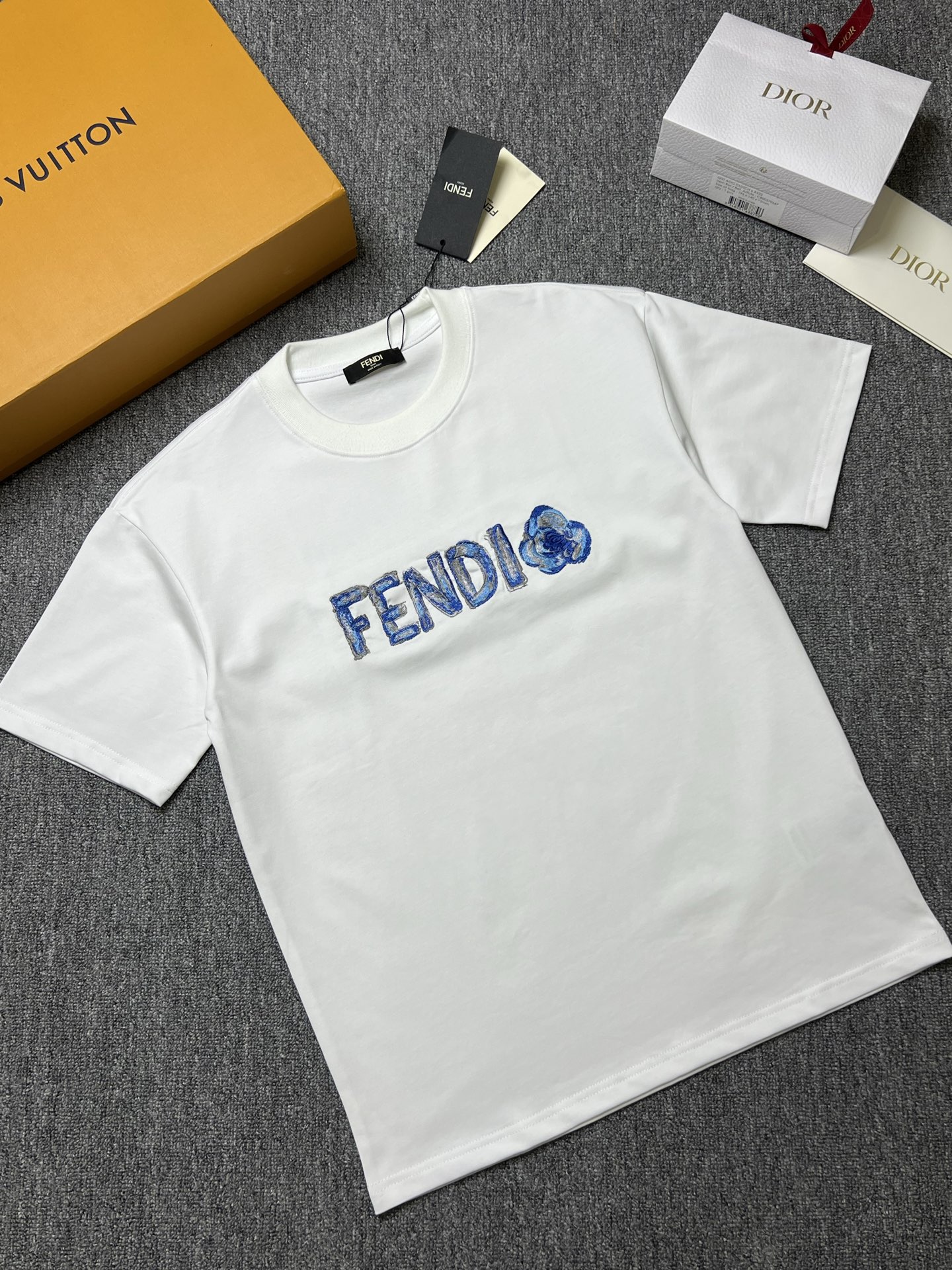 NO:746261,FENDI short-sleeved T-shirt color black white size: S-XL b fabric 300g, fendi, T-shirt, tees, t-shirt,19860909年后 FENDI 短袖T恤 颜色黑色白色 尺码: S-XL b面料300g,,fendi,T-shirt,tees，t-shirt,,Men's clothing