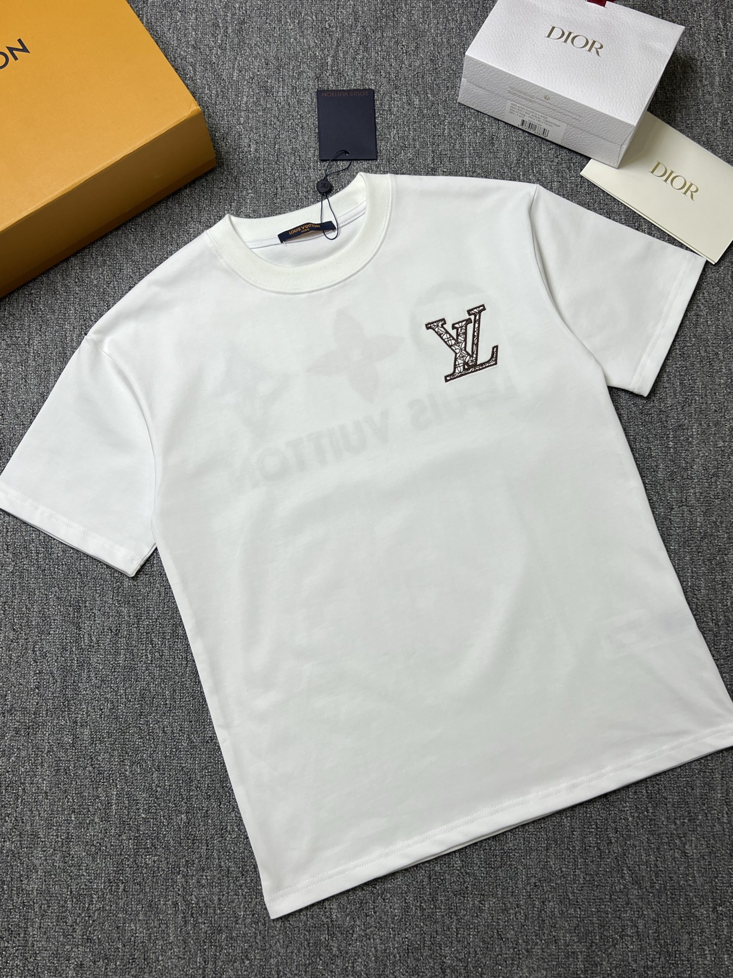 NO:746259,LV short-sleeved T-shirt color black white size: S-XL b fabric 300g, Louis Vuitton, T-shirt, tees, t-shirt,19860909年后 LV 短袖T恤 颜色黑色白色 尺码: S-XL b面料300g,,louis vuitton,T-shirt,tees，t-shirt,,Men's clothing