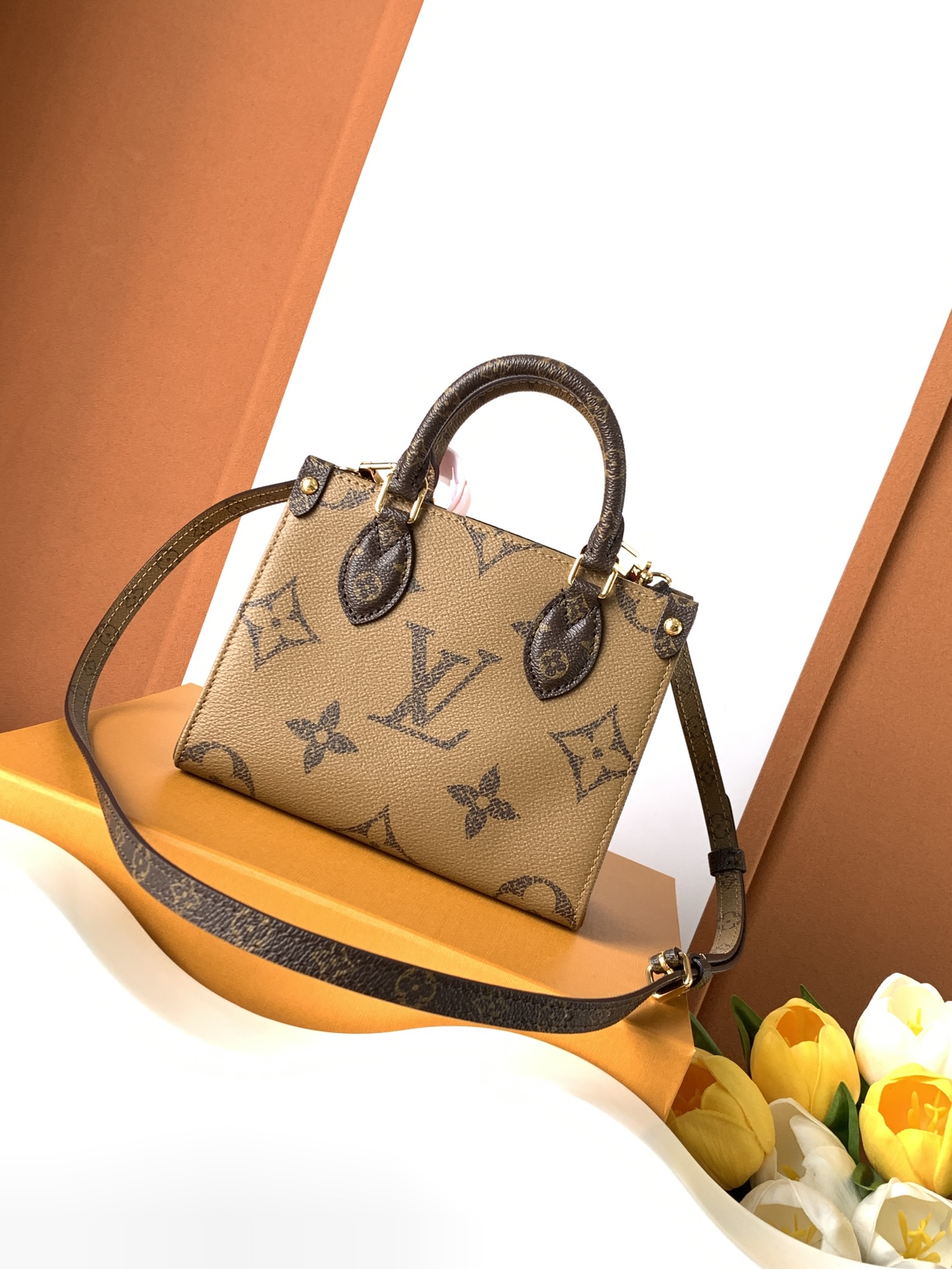 p730💰
动态变码芯片
【特级加强版】
变码芯片
OnTheGo 托特包
型号: M46839
皮料: 是意大利A级皮料
五金: 采用进口A级全钢五金
包装: 全套原厂MB包装
尺寸:18.0 x 15.0 x 8.5 厘米 (长 x 高 x 宽)
专柜同步电子芯片内码
认准图片品质 MB1233