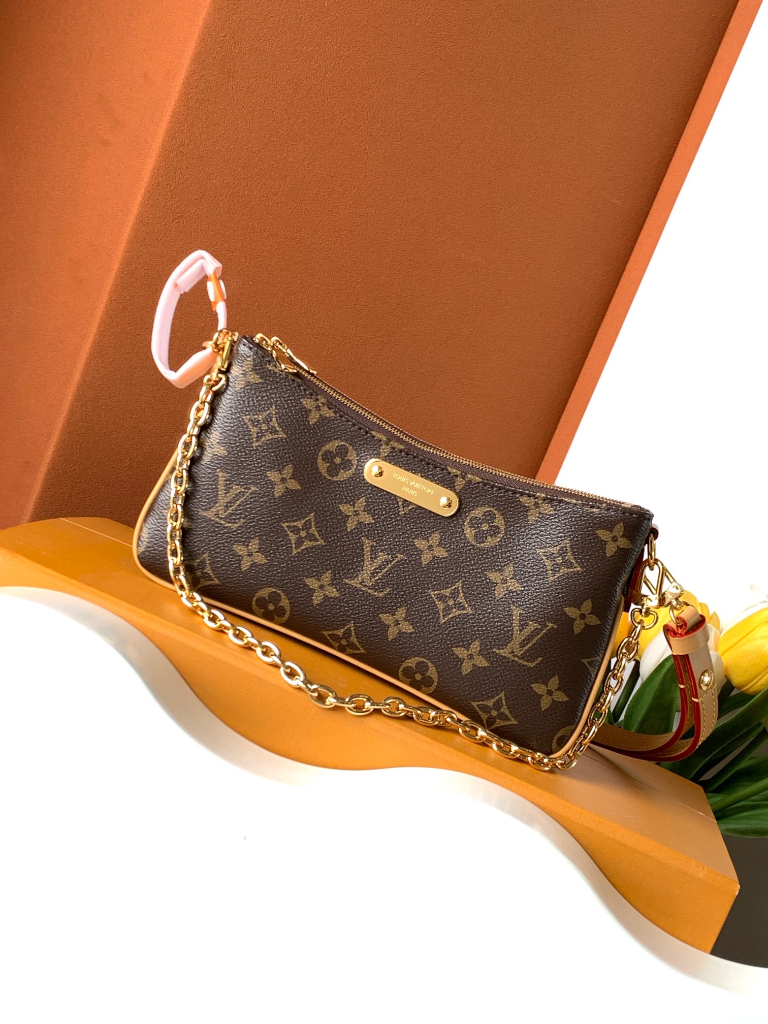 Bolso Liv pochette Modelo: M83008 Medidas: 24.5x13.5x6.5 cm