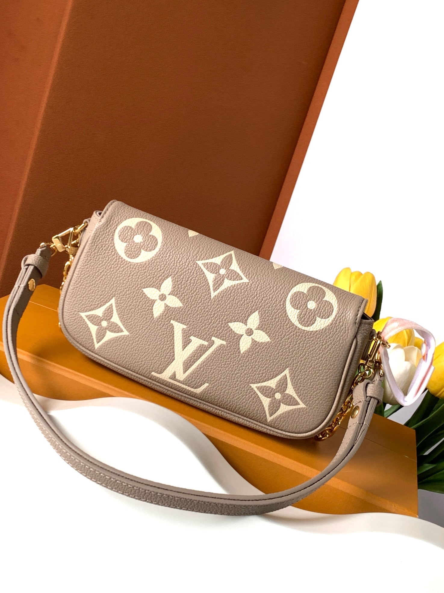 【特级加强版】动态变码芯片Wallet On Chain Ivy 手袋型号: M82211皮料: 是意大