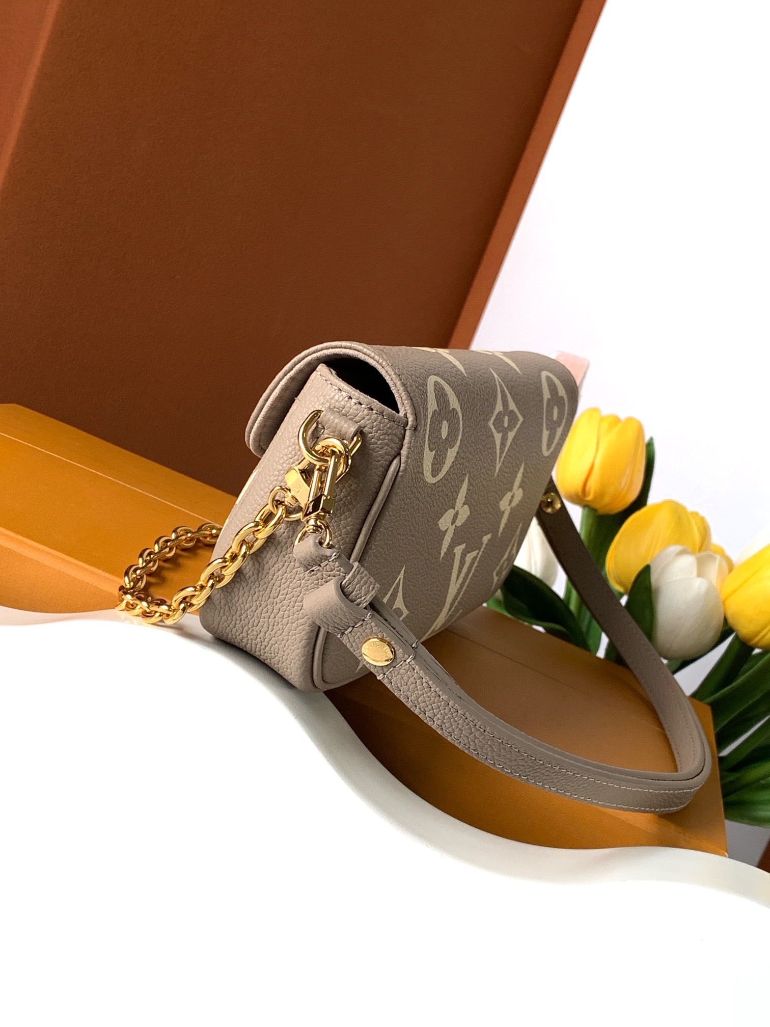 【特级加强版】动态变码芯片Wallet On Chain Ivy 手袋型号: M82211皮料: 是意大