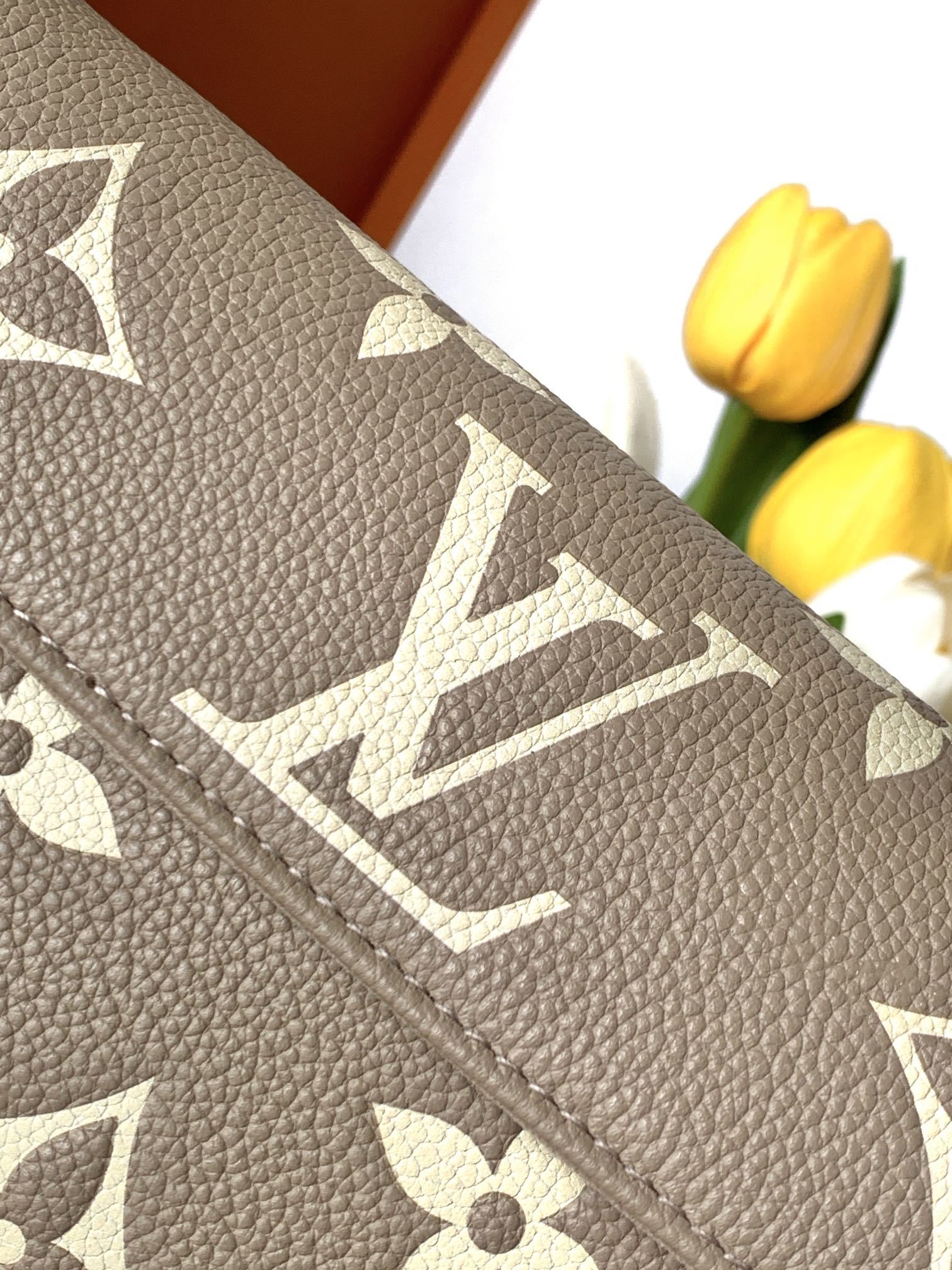 【特级加强版】动态变码芯片Wallet On Chain Ivy 手袋型号: M82211皮料: 是意大