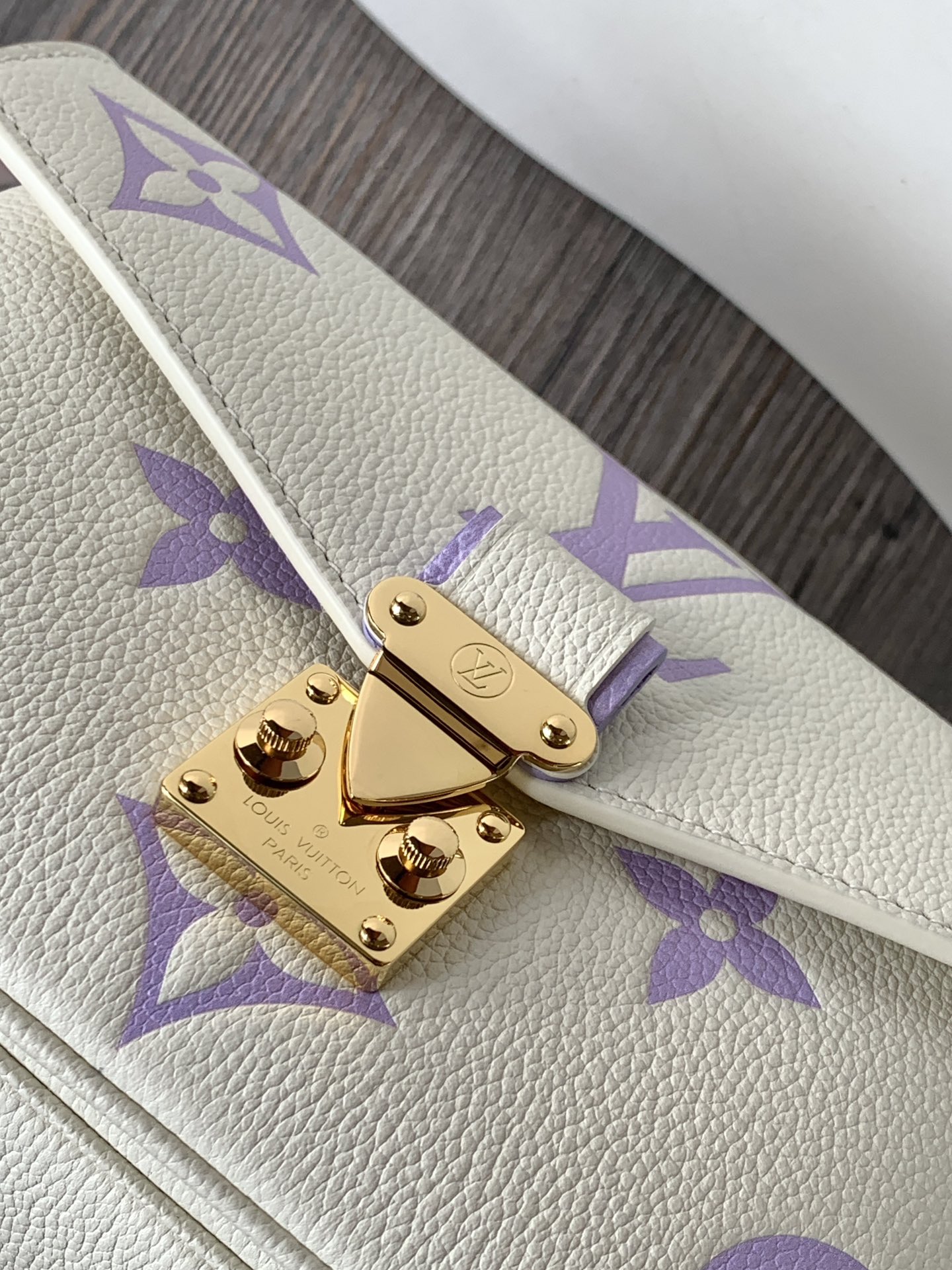 Louis Vuitton 动态变码芯片