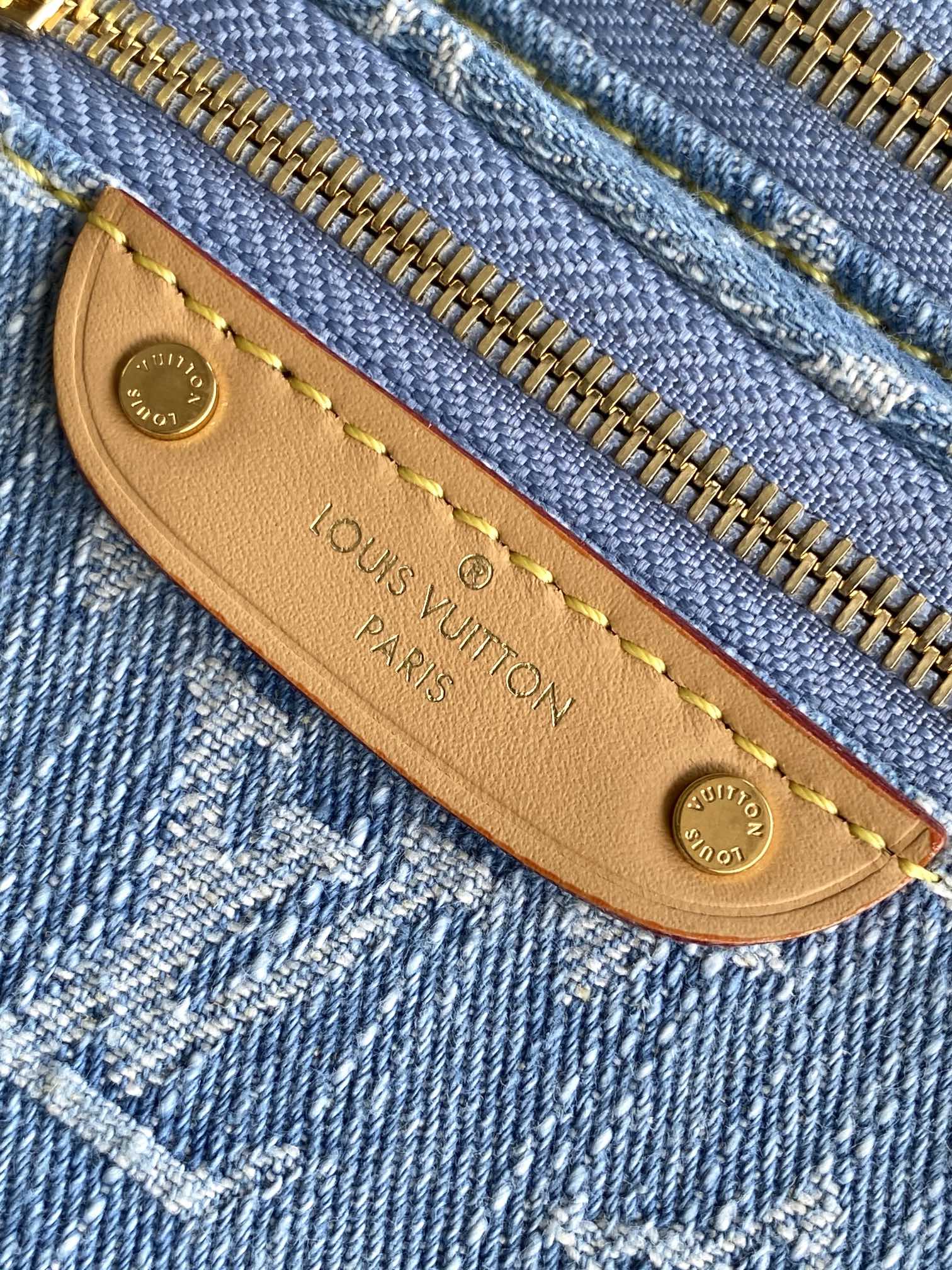 p410💰M83353牛仔 
M14420卡其 M12753焦糖色M85636蓝色M83219杏色 M83275米白 M46917黑色 M82335老花  M13449樱桃

 斜挎包 本款 Mini Bumbag 手袋为丹宁布织就 Monogram 图案，经漂白和砂洗后呈现复古风范。潮流构型设有拉链主隔层和拉链前袋，后者点缀路易威登压纹皮革标签。链条和可调节肩带均可拆卸，实现多种背携方式
尺寸17 x 12 x 9.5cm(长度 x 高 x 宽)