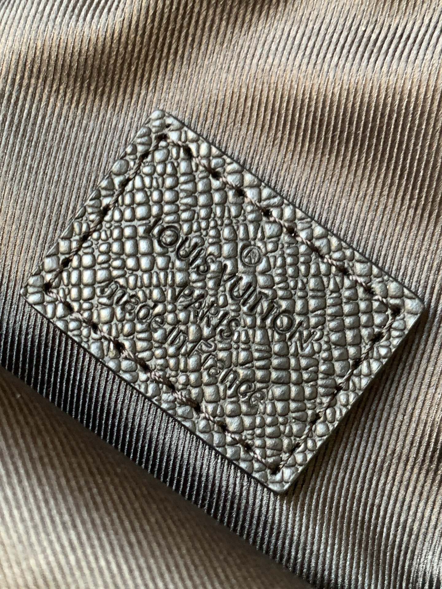 Louis Vuitton 动态变码芯片