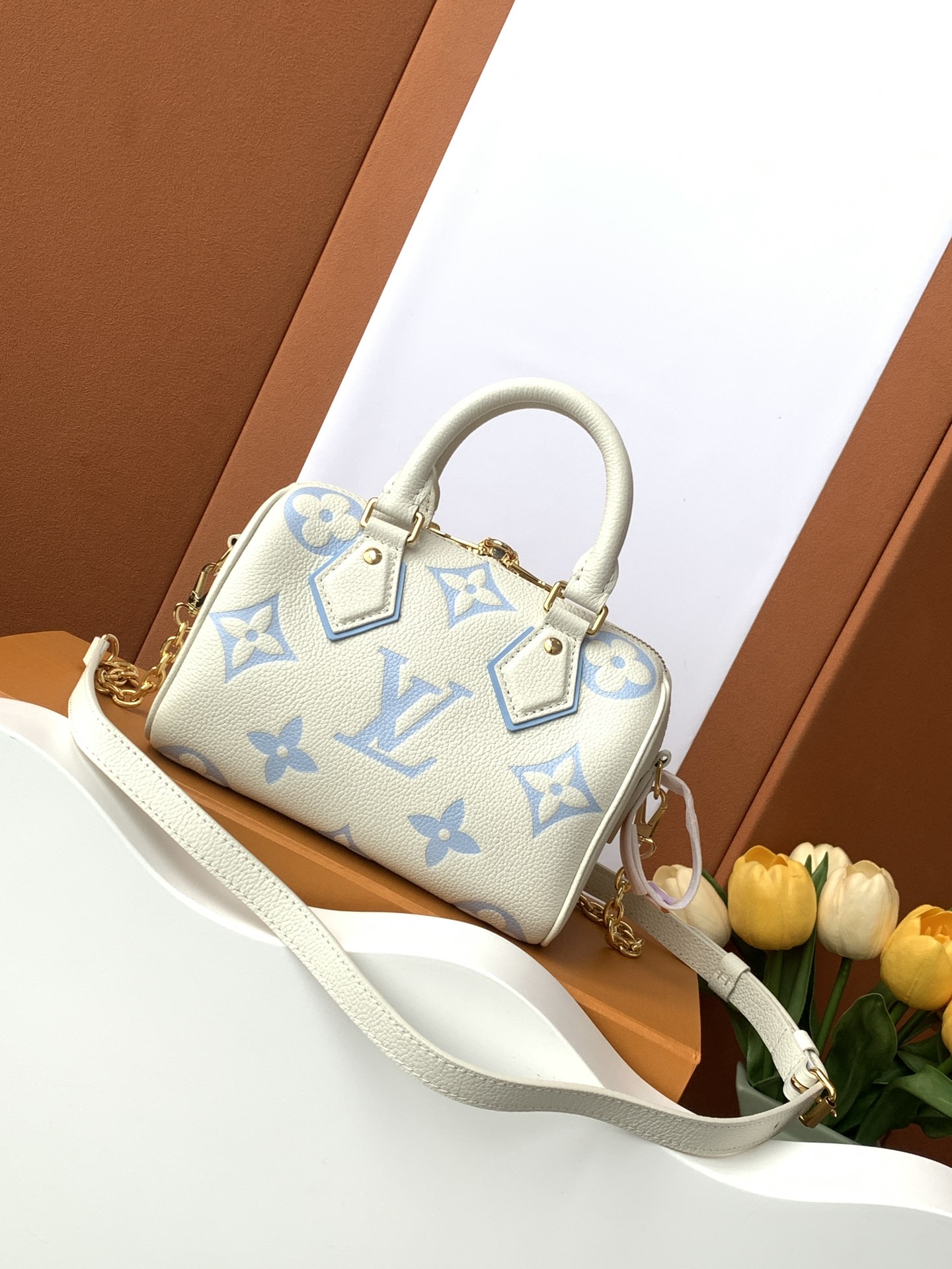 p1000💰
动态变码芯片
Speedy Bandoulière 20 手袋
【特级加强版】
型号: M46883
皮料: 是意大利A级皮料
五金: 采用进口A级全钢五金
包装: 全套原厂MB包装
尺寸:20.5 x 13.5 x 12.0 厘米 (长 x 高 x 宽)
专柜同步电子芯片内码
认准图片品质 MB1233