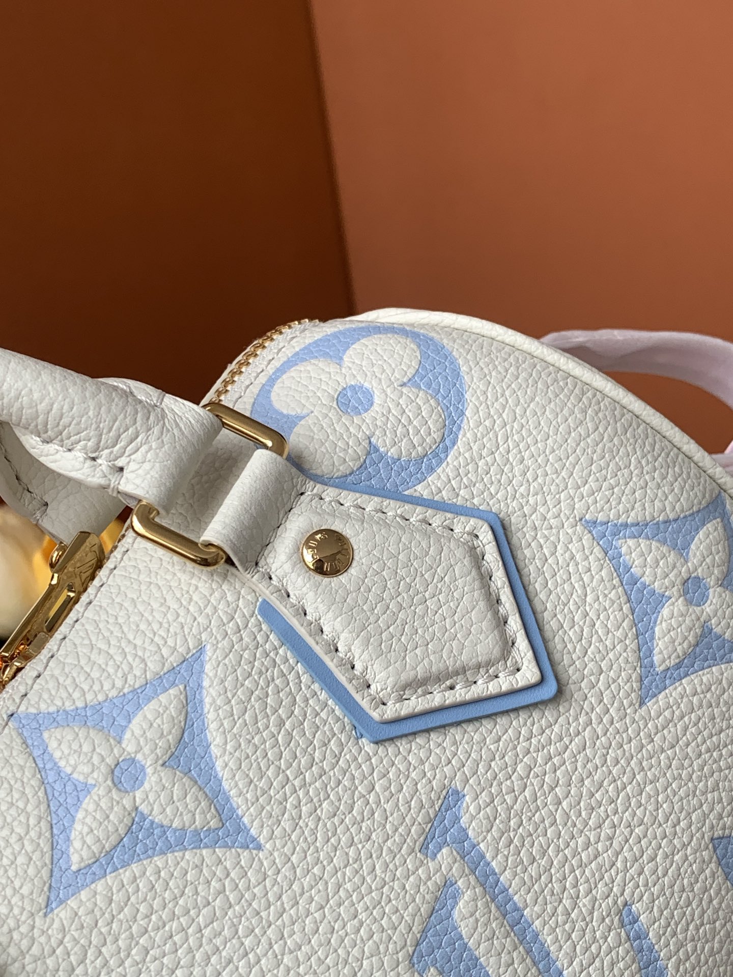 p1000💰
动态变码芯片
Speedy Bandoulière 20 手袋
【特级加强版】
型号: M46883
皮料: 是意大利A级皮料
五金: 采用进口A级全钢五金
包装: 全套原厂MB包装
尺寸:20.5 x 13.5 x 12.0 厘米 (长 x 高 x 宽)
专柜同步电子芯片内码
认准图片品质 MB1233