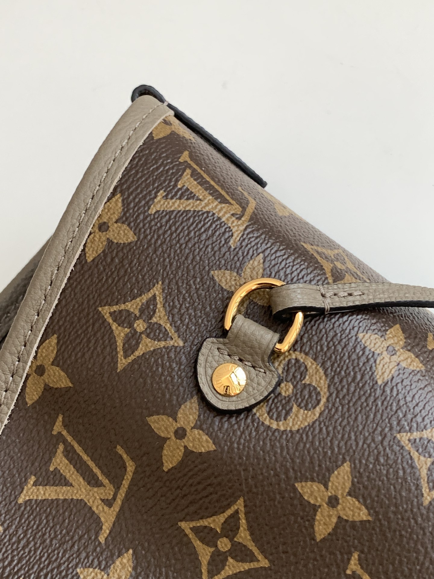 p1080💰
动态变码芯片
Neverfull Inside Out 中号手袋
【特级加强版】
型号: M12062
皮料: 是意大利A级皮料
五金: 采用进口A级全钢五金
包装: 全套原厂MB包装
尺寸:31.0 x 28.0 x 14.0 厘米 (长 x 高 x 宽)
专柜同步电子芯片内码
认准图片品质 MB1233