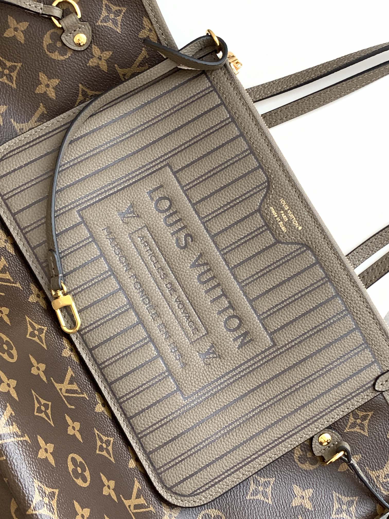 p1080💰
动态变码芯片
Neverfull Inside Out 中号手袋
【特级加强版】
型号: M12062
皮料: 是意大利A级皮料
五金: 采用进口A级全钢五金
包装: 全套原厂MB包装
尺寸:31.0 x 28.0 x 14.0 厘米 (长 x 高 x 宽)
专柜同步电子芯片内码
认准图片品质 MB1233