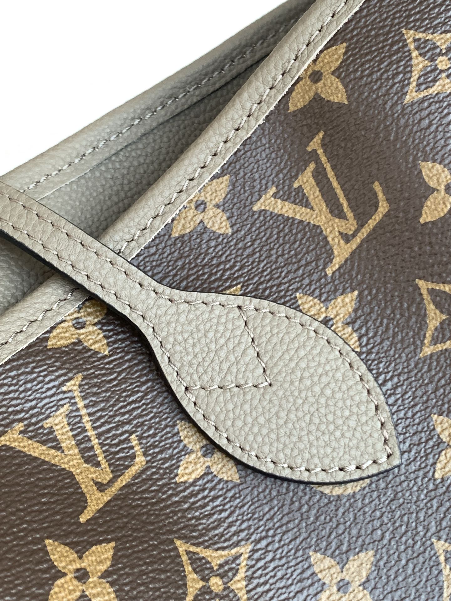 p1080💰
动态变码芯片
Neverfull Inside Out 中号手袋
【特级加强版】
型号: M12062
皮料: 是意大利A级皮料
五金: 采用进口A级全钢五金
包装: 全套原厂MB包装
尺寸:31.0 x 28.0 x 14.0 厘米 (长 x 高 x 宽)
专柜同步电子芯片内码
认准图片品质 MB1233