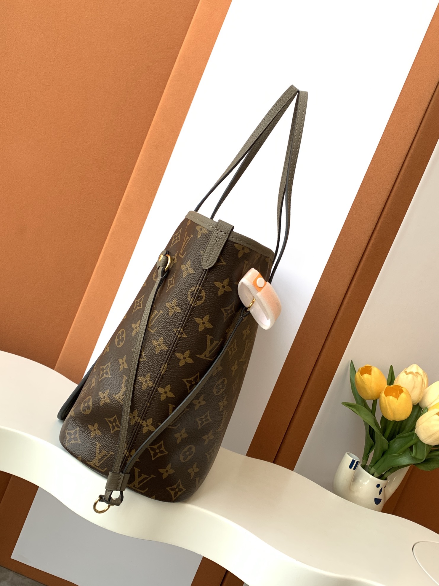 p1080💰
动态变码芯片
Neverfull Inside Out 中号手袋
【特级加强版】
型号: M12062
皮料: 是意大利A级皮料
五金: 采用进口A级全钢五金
包装: 全套原厂MB包装
尺寸:31.0 x 28.0 x 14.0 厘米 (长 x 高 x 宽)
专柜同步电子芯片内码
认准图片品质 MB1233