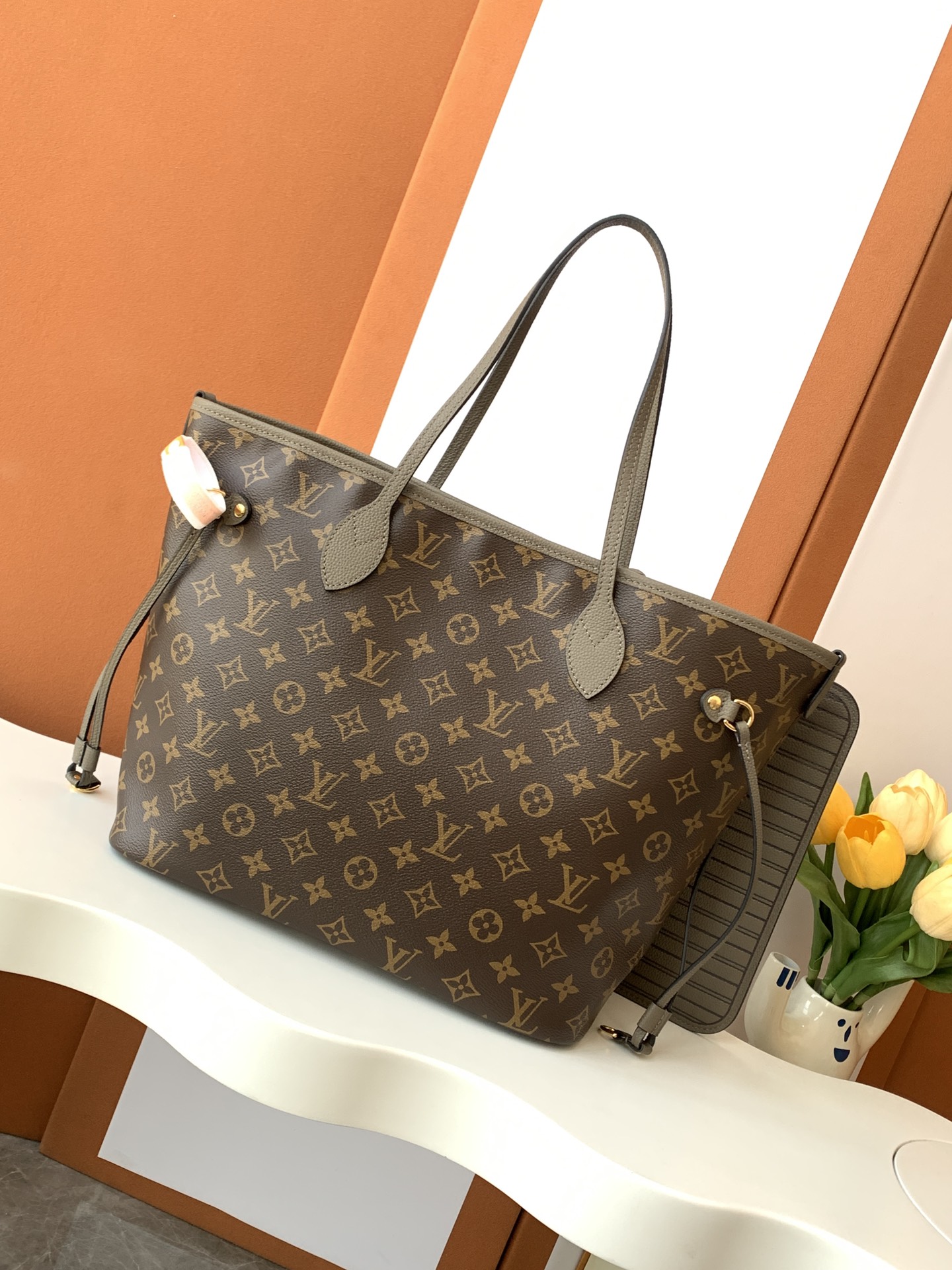 p1080💰
动态变码芯片
Neverfull Inside Out 中号手袋
【特级加强版】
型号: M12062
皮料: 是意大利A级皮料
五金: 采用进口A级全钢五金
包装: 全套原厂MB包装
尺寸:31.0 x 28.0 x 14.0 厘米 (长 x 高 x 宽)
专柜同步电子芯片内码
认准图片品质 MB1233