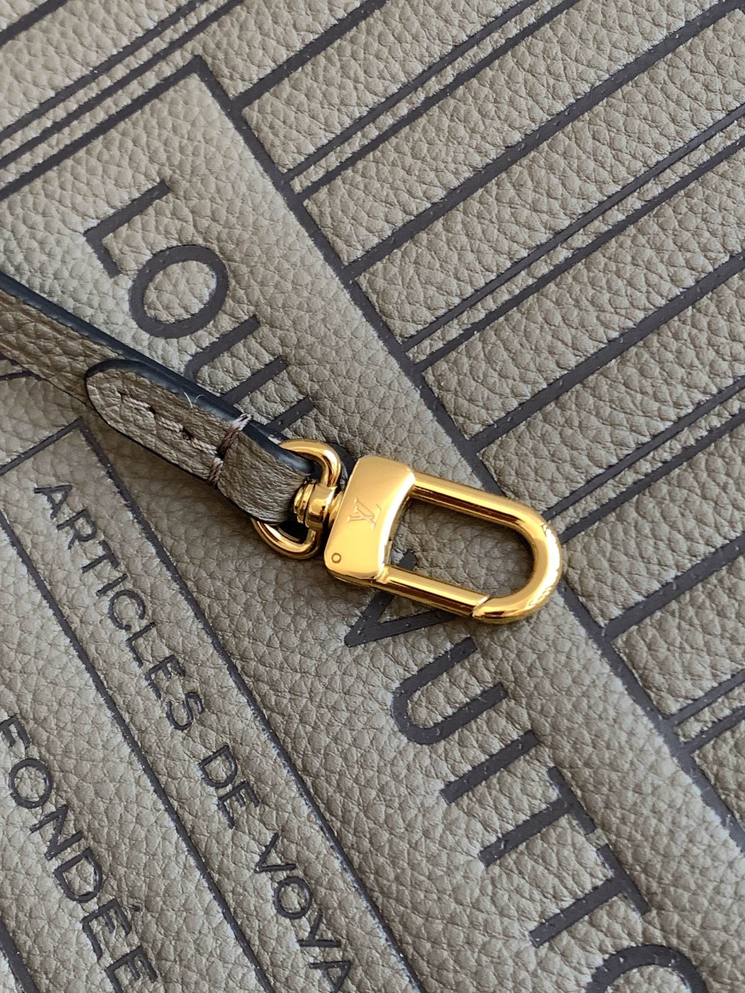 p1080💰
动态变码芯片
Neverfull Inside Out 中号手袋
【特级加强版】
型号: M12062
皮料: 是意大利A级皮料
五金: 采用进口A级全钢五金
包装: 全套原厂MB包装
尺寸:31.0 x 28.0 x 14.0 厘米 (长 x 高 x 宽)
专柜同步电子芯片内码
认准图片品质 MB1233
