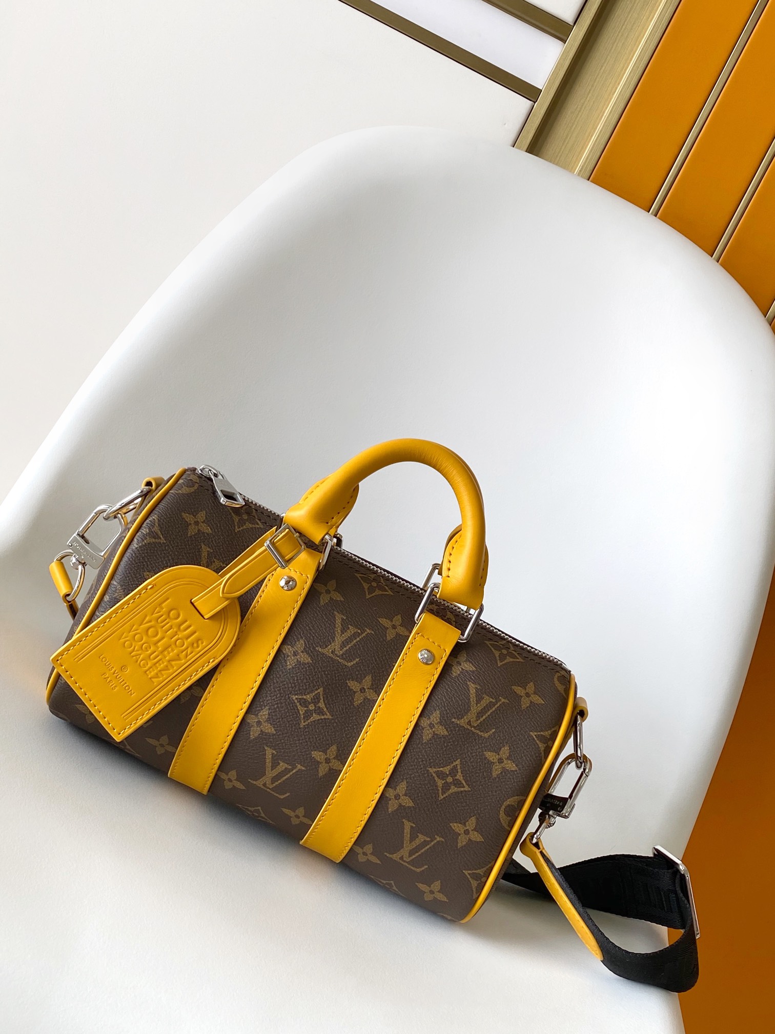 NO:185701,Authentic chip version M13166 yellow dynamic codebook Keepall Bandoulière 25 handbags condense classic Keepall travel bag design, Monogram Surfin’ canvas created by Pharrell Williams, interprets urban style. The complex pattern combines colorful summer elements, with tropical and retro style. Removable shoulder straps and roller-pressed leather handles for multiple carrying methods. 25.0 x 15.0 x 11.0 cm (Length x Height x Width) Monogram Surfin’ coated canvas Cowhide leather trim Fabric lining Polished metal parts Zippered main compartment Removable brand Shoulder straps removable, adjustable straps half length 55.0 cm  Half length of the strap can be adjusted to 63.0 cm. Double handle, genuine LV, louis vuitton, cowhide19860909正品级  芯片版 M13166 黄色动态变码本款 Keepall Bandoulière 25 手袋浓缩经典 Keepall 旅行袋设计,以 Pharrell Williams 创作的 Monogram Surfin’ 帆布演绎都市型格.繁复图案融合缤纷夏日元素,洋溢热带风情和复古格调,可拆卸肩带和辊压皮革手柄实现多种背携方式.25.0 x 15.0 x 11.0 厘米 (长 x 高 x 宽) Monogram Surfin’ 涂层帆布 牛皮革饰边 织物内衬 抛光金属件 拉链主隔层 可拆卸名牌 肩带可拆卸,可调节 包带半长55.0 厘米 包带半长可调至63.0 厘米 手柄双手柄,正品级LV,louis vuitton,cowhide,Bag