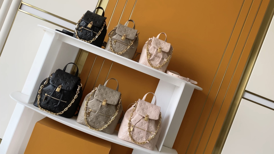 Mochilas de Cuero Louis Vuitton con Cadena Dorada | Elegancia y Estilo