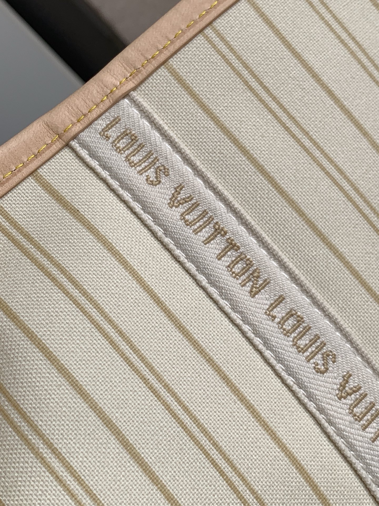 Louis Vuitton 𝟏𝟔𝟑𝐜𝟎𝟏动态芯片