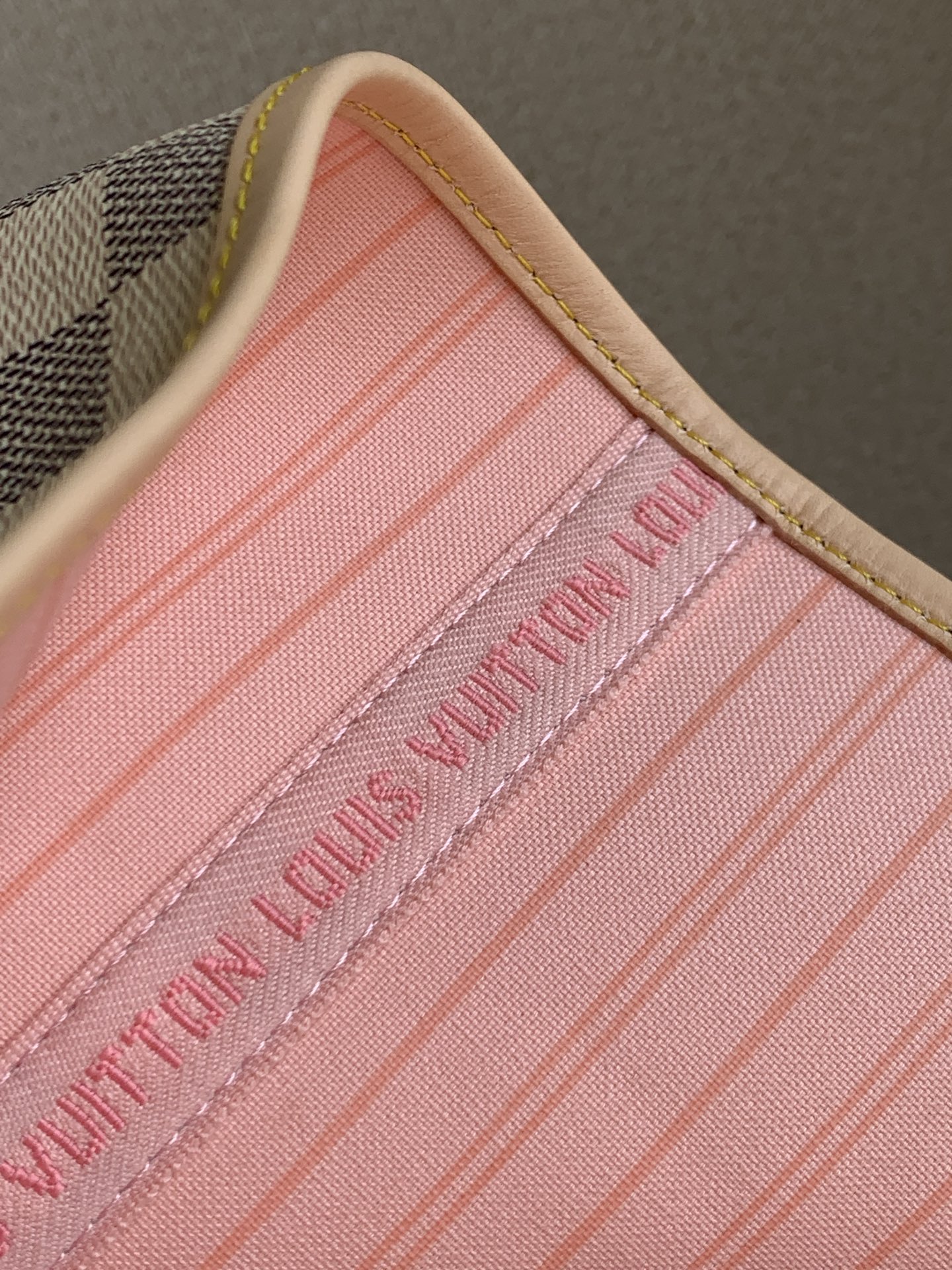 Louis Vuitton 𝟏𝟔𝟑𝐜𝟎𝟏动态芯片