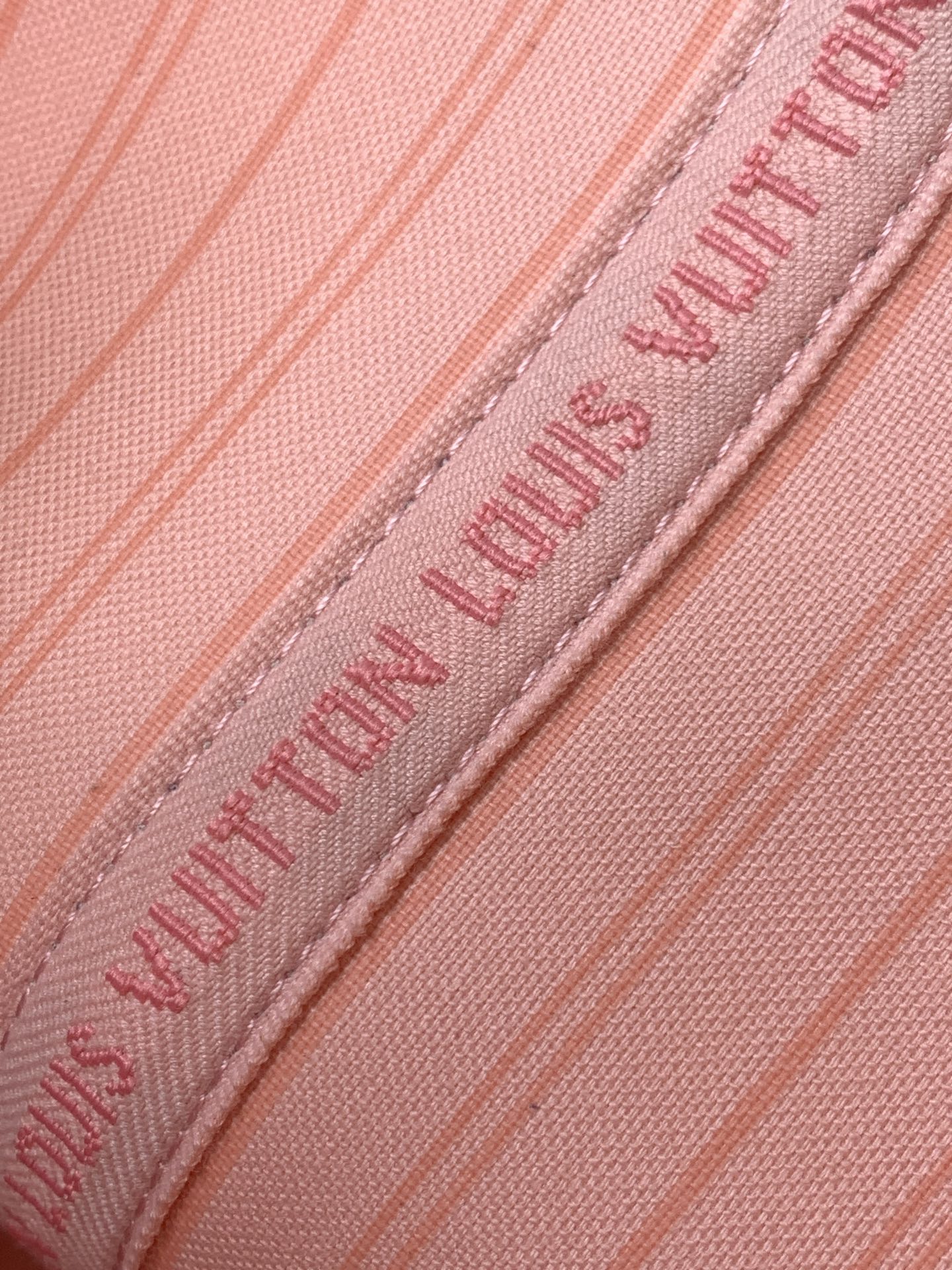 Louis Vuitton 𝟏𝟔𝟑𝐜𝟎𝟏动态芯片