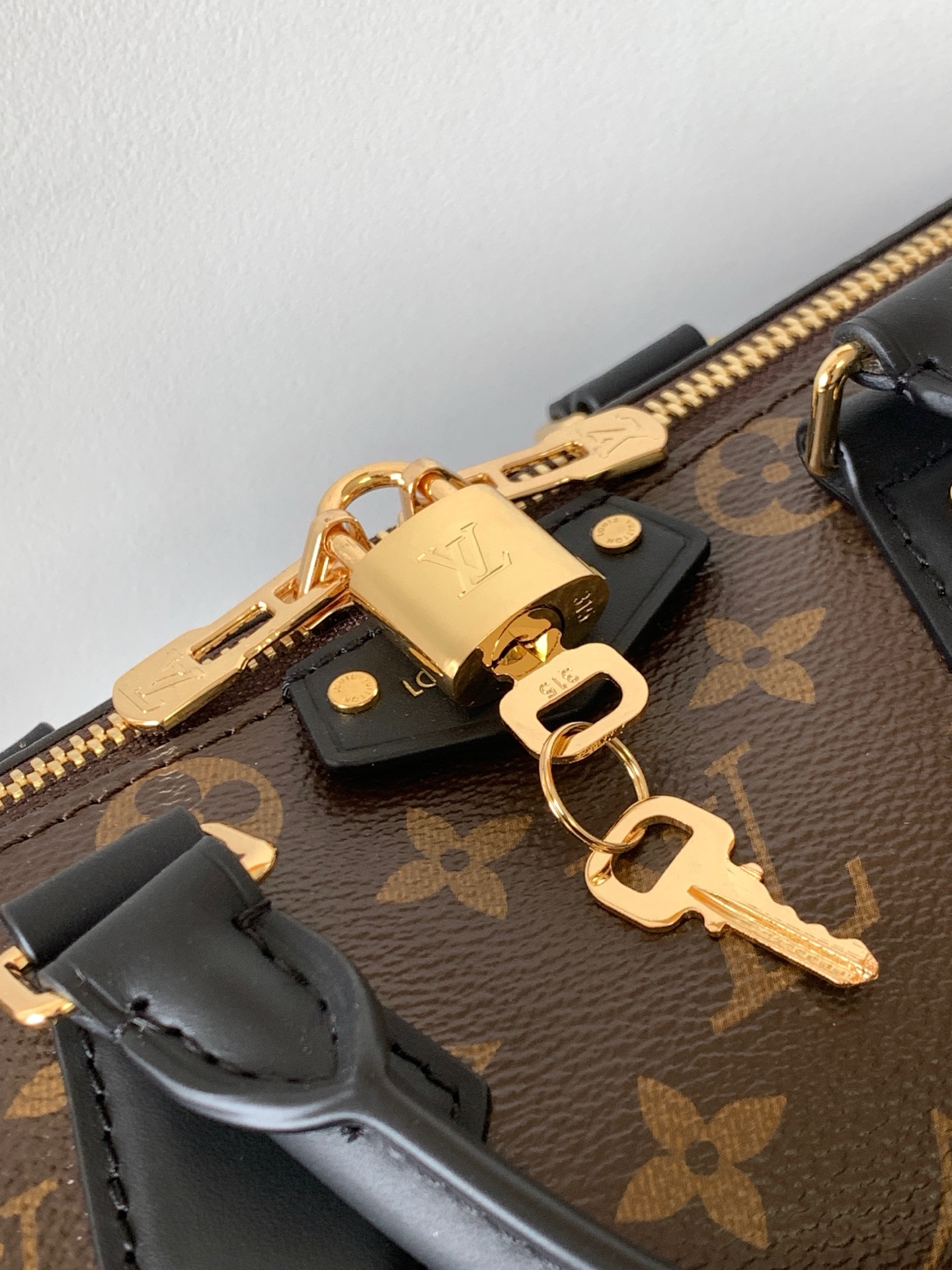 p500💰 M26181 顶级原单 动态163 
路易威登 Trunk 系列迎来本款 Speedy 25 新作，通过 Monogram 经典花纹与旅行箱灵感细节等品牌档案元素，致敬品牌基因。采用帆布材质搭配牛皮革饰边，点缀金属件，尽显精致工艺。优雅而不失现代感的设计，既可手提亦可单肩斜挎，适配多种场合。
20 x 15 x 27 厘米
(高 x 宽 x 长度)00850