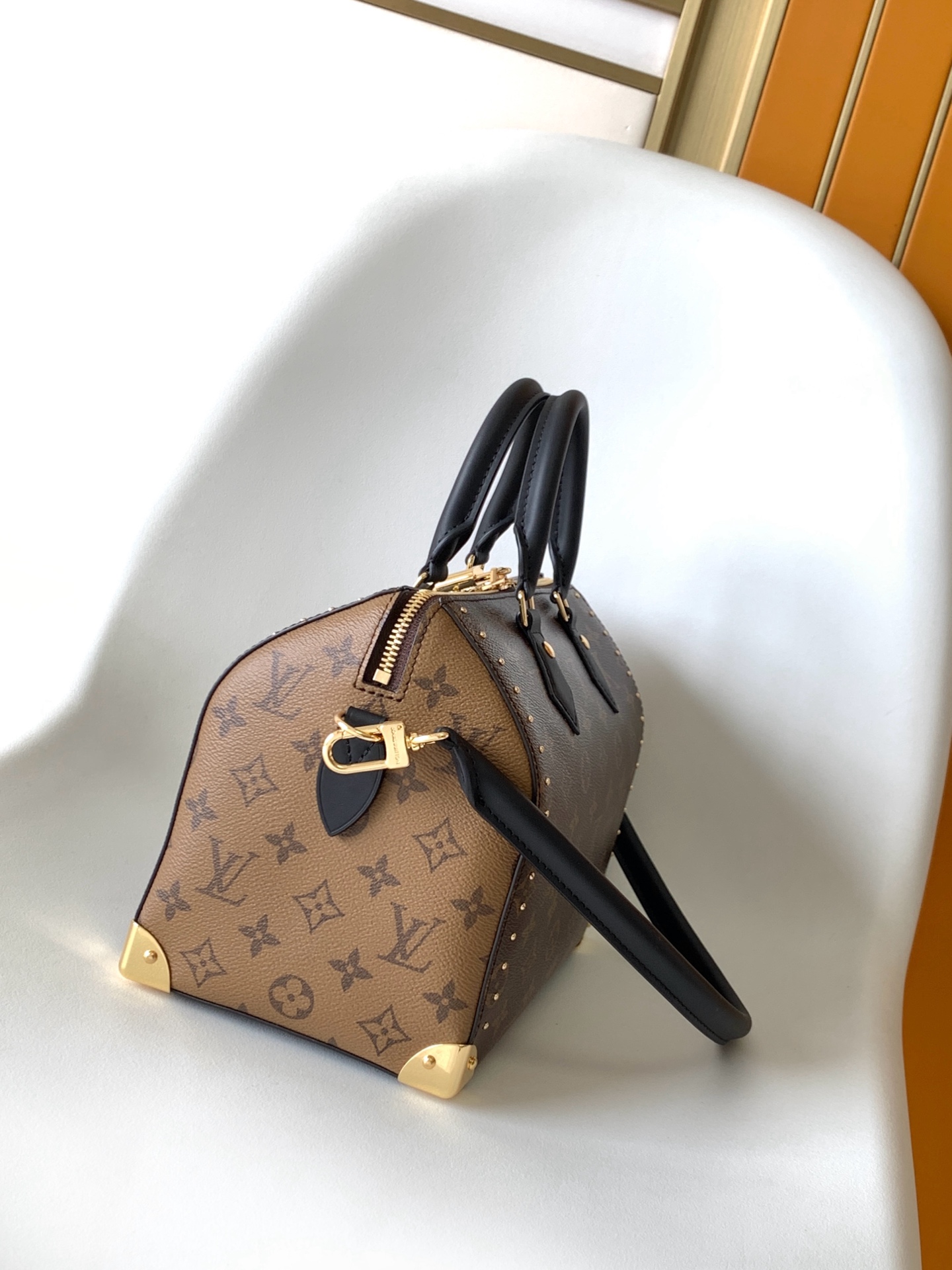 p500💰 M26181 顶级原单 动态163 
路易威登 Trunk 系列迎来本款 Speedy 25 新作，通过 Monogram 经典花纹与旅行箱灵感细节等品牌档案元素，致敬品牌基因。采用帆布材质搭配牛皮革饰边，点缀金属件，尽显精致工艺。优雅而不失现代感的设计，既可手提亦可单肩斜挎，适配多种场合。
20 x 15 x 27 厘米
(高 x 宽 x 长度)00850