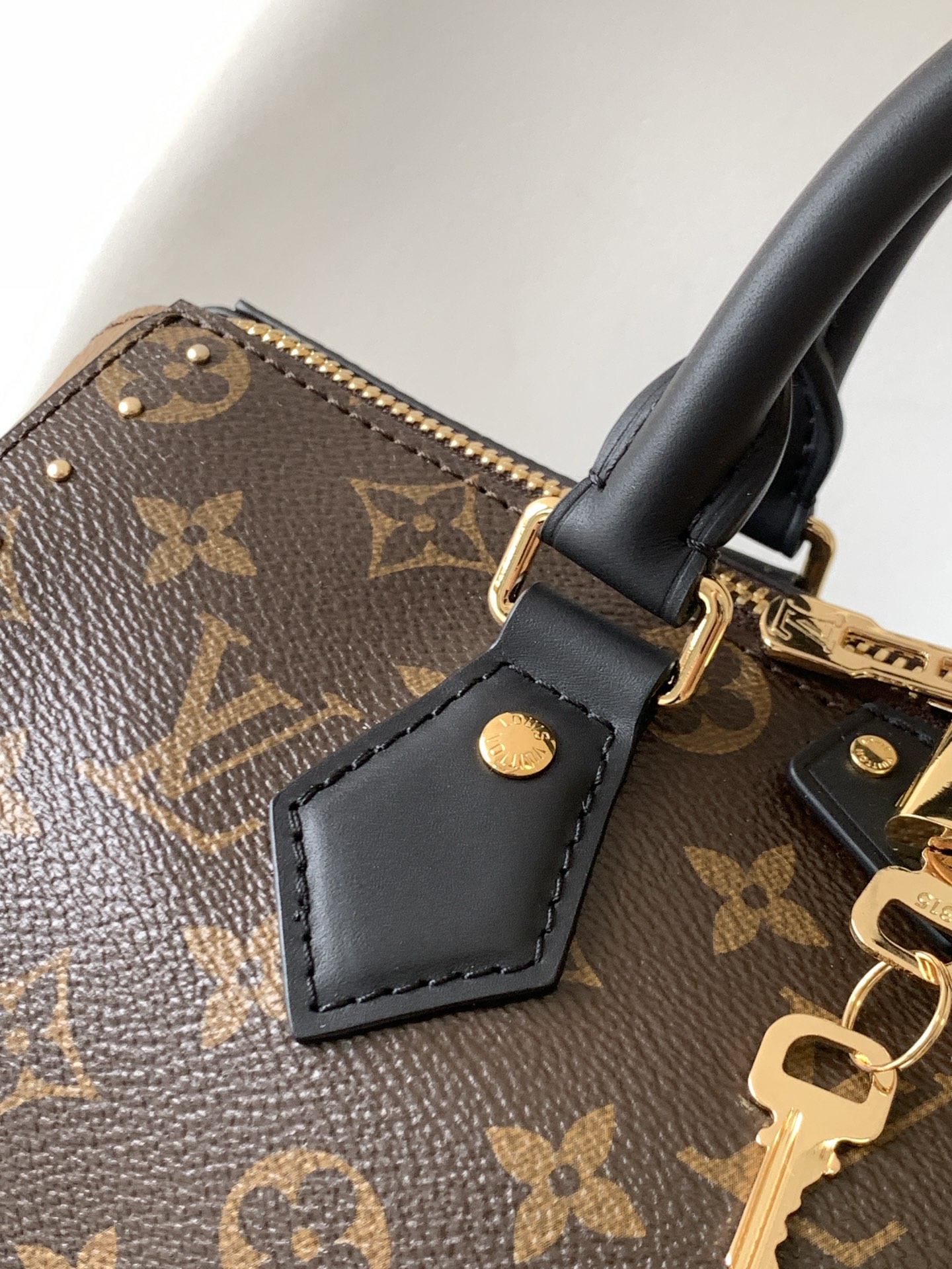 p500💰 M26181 顶级原单 动态163 
路易威登 Trunk 系列迎来本款 Speedy 25 新作，通过 Monogram 经典花纹与旅行箱灵感细节等品牌档案元素，致敬品牌基因。采用帆布材质搭配牛皮革饰边，点缀金属件，尽显精致工艺。优雅而不失现代感的设计，既可手提亦可单肩斜挎，适配多种场合。
20 x 15 x 27 厘米
(高 x 宽 x 长度)00850