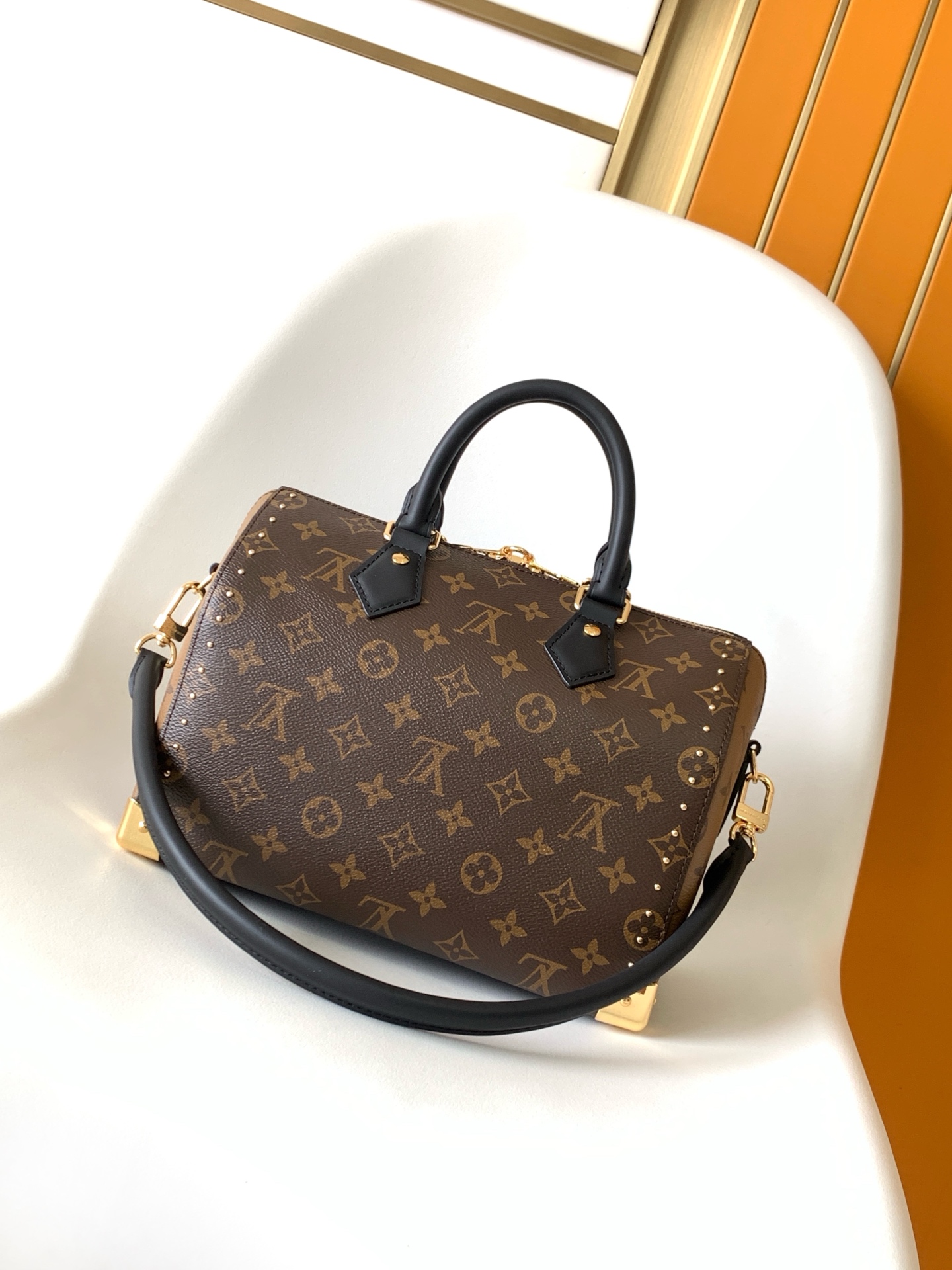 p500💰 M26181 顶级原单 动态163 
路易威登 Trunk 系列迎来本款 Speedy 25 新作，通过 Monogram 经典花纹与旅行箱灵感细节等品牌档案元素，致敬品牌基因。采用帆布材质搭配牛皮革饰边，点缀金属件，尽显精致工艺。优雅而不失现代感的设计，既可手提亦可单肩斜挎，适配多种场合。
20 x 15 x 27 厘米
(高 x 宽 x 长度)00850