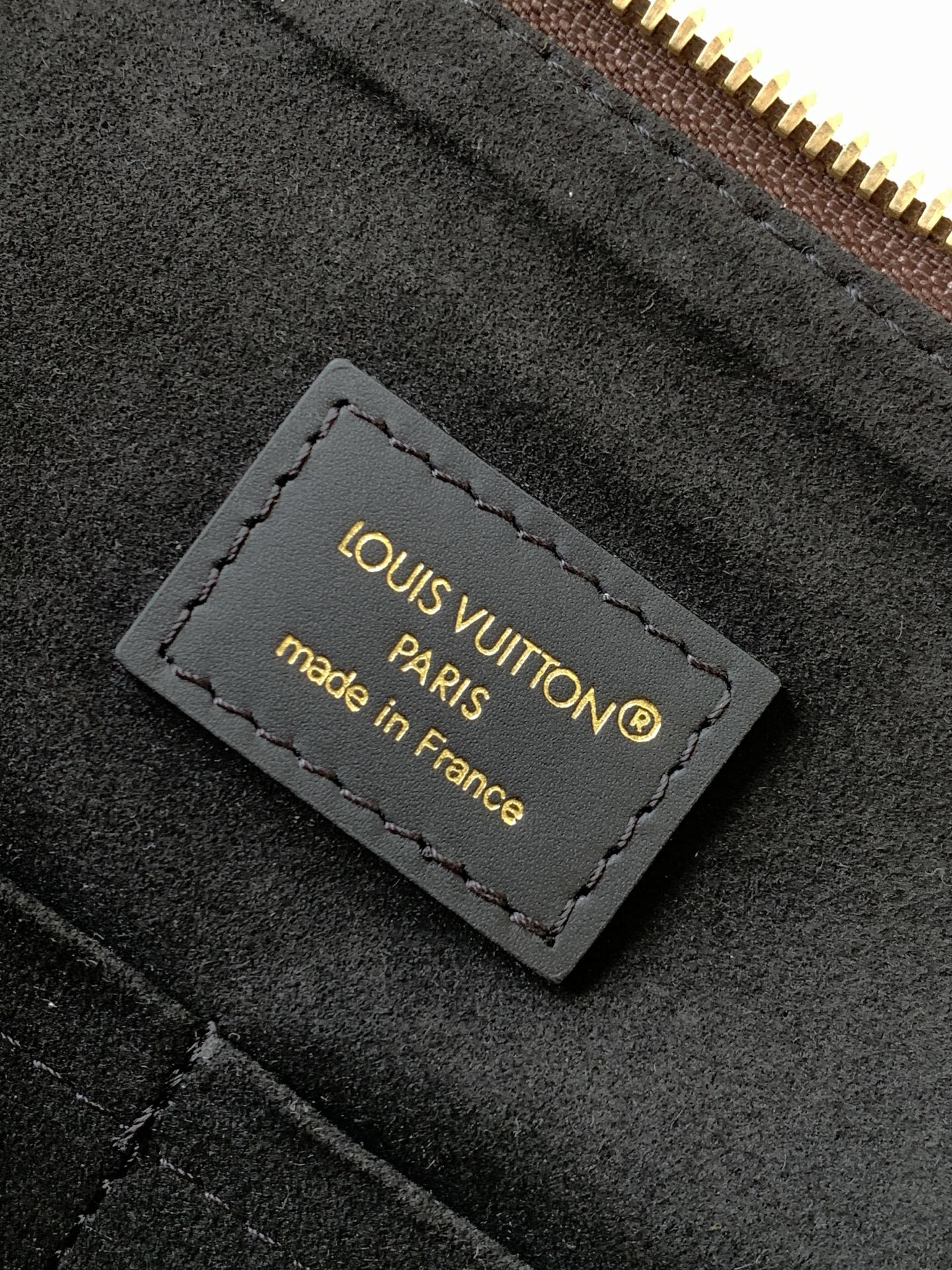 p500💰 M26181 顶级原单 动态163 
路易威登 Trunk 系列迎来本款 Speedy 25 新作，通过 Monogram 经典花纹与旅行箱灵感细节等品牌档案元素，致敬品牌基因。采用帆布材质搭配牛皮革饰边，点缀金属件，尽显精致工艺。优雅而不失现代感的设计，既可手提亦可单肩斜挎，适配多种场合。
20 x 15 x 27 厘米
(高 x 宽 x 长度)00850