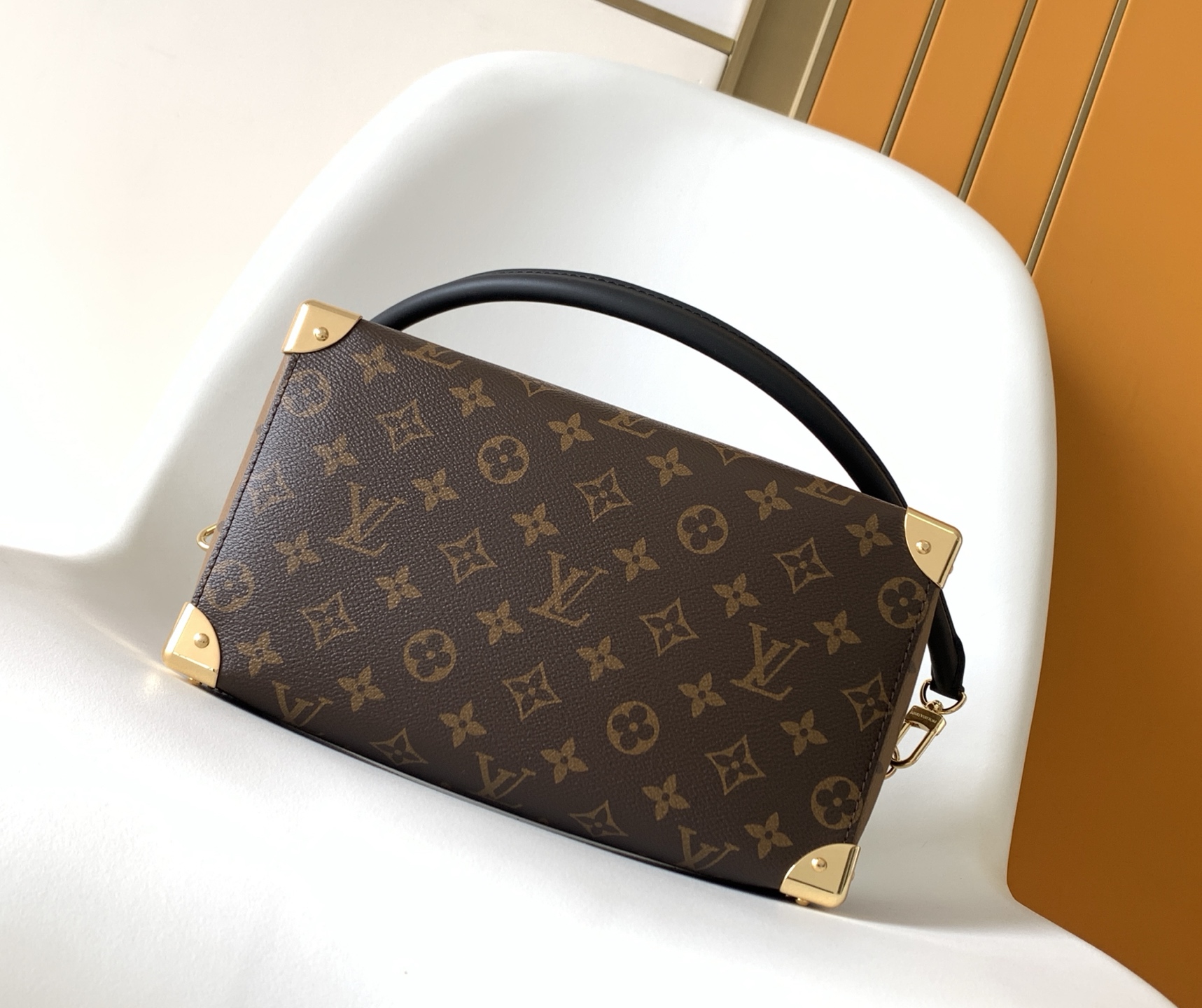 p500💰 M26181 顶级原单 动态163 
路易威登 Trunk 系列迎来本款 Speedy 25 新作，通过 Monogram 经典花纹与旅行箱灵感细节等品牌档案元素，致敬品牌基因。采用帆布材质搭配牛皮革饰边，点缀金属件，尽显精致工艺。优雅而不失现代感的设计，既可手提亦可单肩斜挎，适配多种场合。
20 x 15 x 27 厘米
(高 x 宽 x 长度)00850