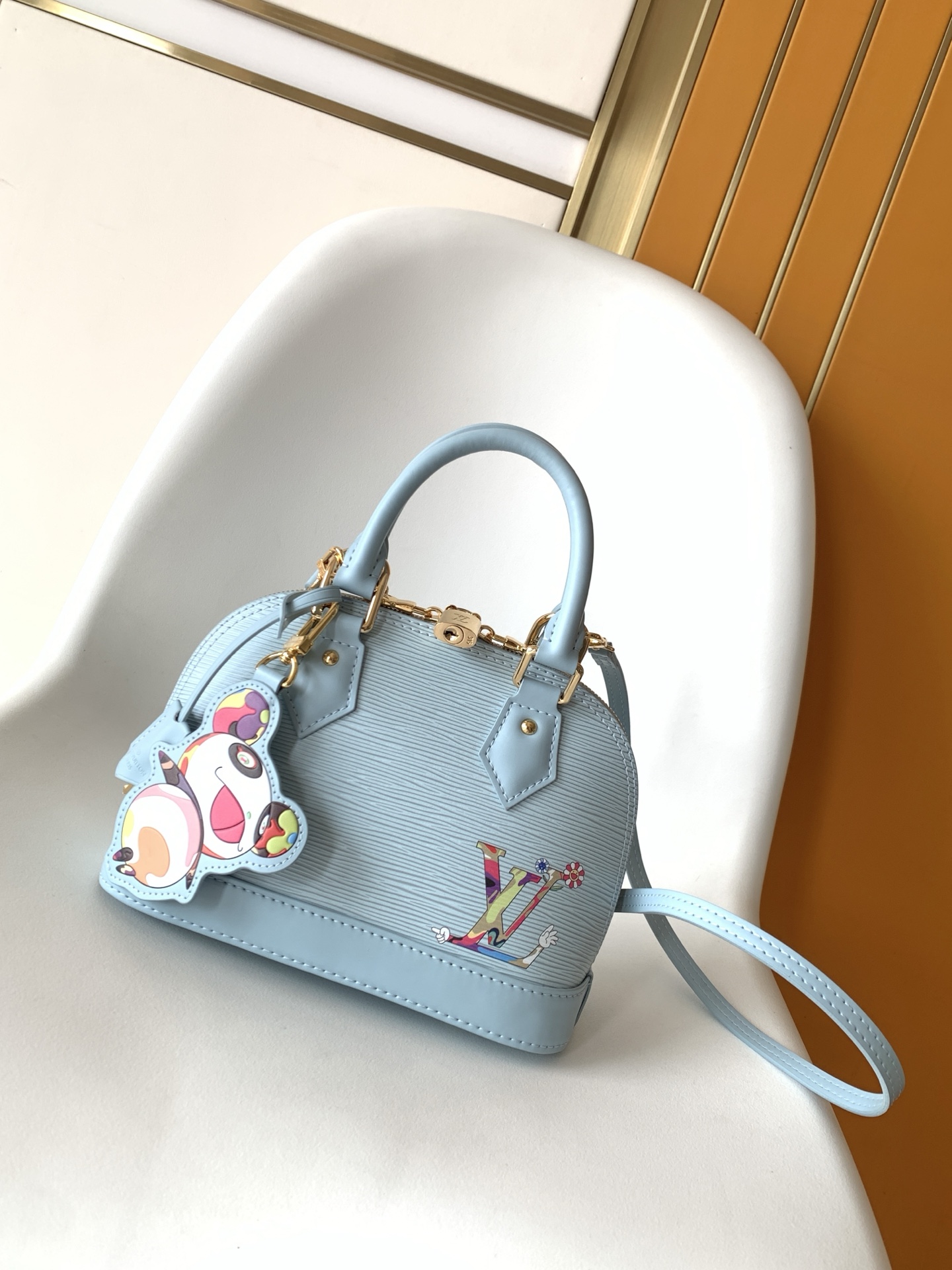 NO:574147,Genuine grade, top original order, dynamic 163 Alma BB handbag] M13670 black/water ripple 14197 light blue/water ripple (doll) The classic Alma BB handbag of the Louis Vuitton The Initials logo is full of fun, and the body of the bag is decorated with a removable panda charm in eye-catching colors. The bag is designed in an elegant Art Deco style, with two top handles, a detachable shoulder strap and gold padlock details. Size 23.5 x 17.5 x 11.5 cm, authentic LV, louis vuitton, louis vuitton19860909正品级  顶级原单 动态163 Alma BB 手袋】M13670 黑色/水波纹 14197 浅蓝/水波纹（公仔） Louis Vuitton x Murakami bjs系列的經典Alma BB手袋重新演繹,為設計注入充滿活力的新意.手袋以Epi皮革製成,正面綴有由日本藝術家村上隆以日式超平面風格重新演繹的LV Initials標誌,玩味十足,而袋身更飾以色調奪目的可拆式熊貓吊飾.袋款以優雅的裝飾藝術風格設計,配有兩個頂端手柄、可拆式肩帶及金色掛鎖細節. 尺寸 23.5 x 17.5 x 11.5 cm,正品级LV,louis vuitton,louis vuitton,Bag