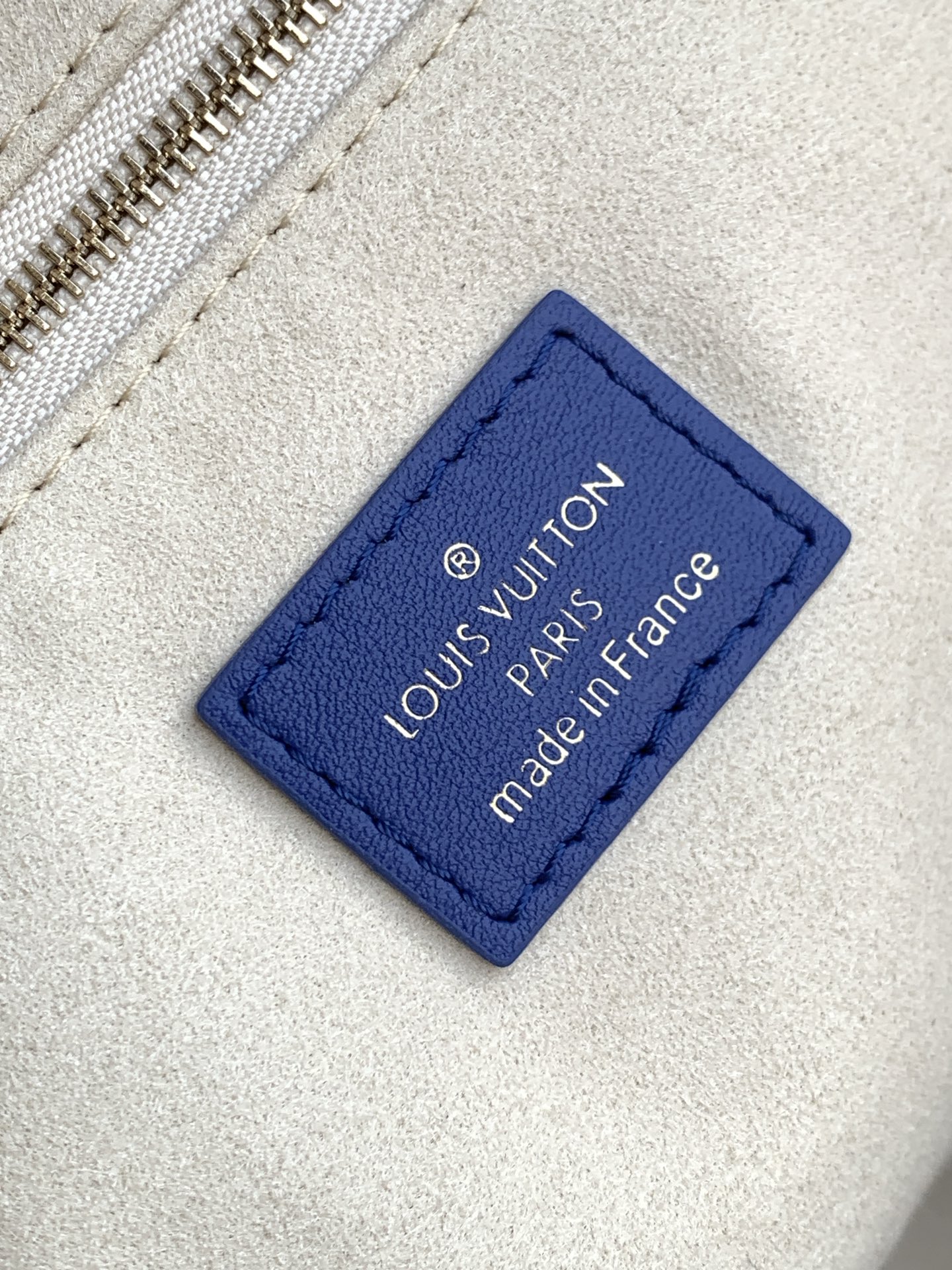p600💰M15235 顶级原单 动态16 3LOUIS VUITTON×Nigo联名款FW25品牌
Dust Bag Tote 手袋向经典防尘袋撷取灵感，以细腻正绒面革致敬路易威登悠久的匠艺传承。品牌标识刺绣演绎优雅笔触，抽绳开合与长肩带展现功能考量。34.0 x 34.0 x 18.0 厘米 (长 x 高 x 宽)
	•	正绒面革
	•	牛皮革饰边
	•	织物内衬
	•	金属件
	•	抽绳开合
	•	正面饰有路易威登标识刺绣
	•	主隔层
	•	拉链内袋
	•	肩带：不可拆卸，不可调节
	•	包带半长：32.0 厘米