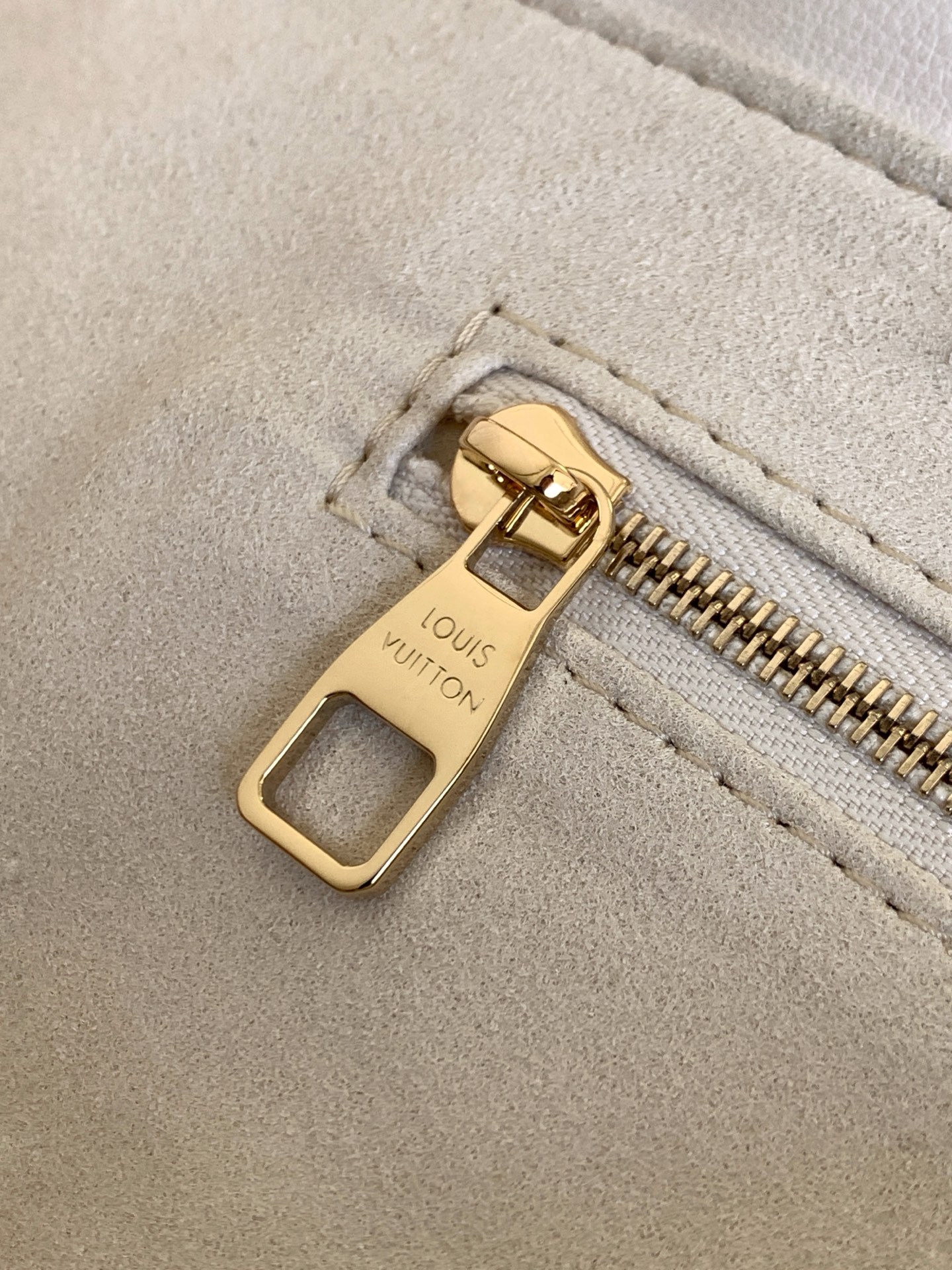 p600💰M15235 顶级原单 动态16 3LOUIS VUITTON×Nigo联名款FW25品牌
Dust Bag Tote 手袋向经典防尘袋撷取灵感，以细腻正绒面革致敬路易威登悠久的匠艺传承。品牌标识刺绣演绎优雅笔触，抽绳开合与长肩带展现功能考量。34.0 x 34.0 x 18.0 厘米 (长 x 高 x 宽)
	•	正绒面革
	•	牛皮革饰边
	•	织物内衬
	•	金属件
	•	抽绳开合
	•	正面饰有路易威登标识刺绣
	•	主隔层
	•	拉链内袋
	•	肩带：不可拆卸，不可调节
	•	包带半长：32.0 厘米