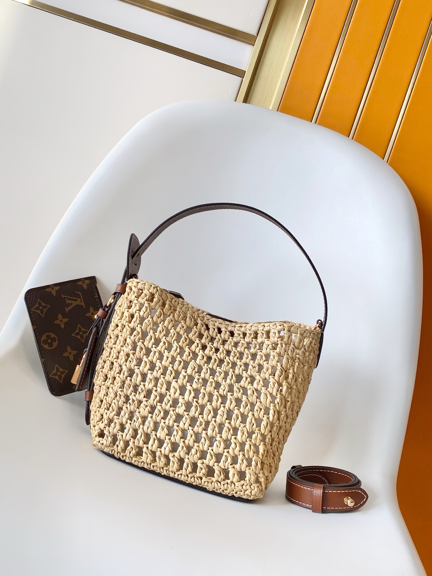 NO:574145,Authentic grade top original order M14217 This AllInBB handbag interprets the holiday style with the leisurely style of the South of France, once again proving the brand's exquisite craftsmanship. The raffia bag body is integrated with leather elements such as iconic name brands, and the bright padlock is the highlight of the details. The light structure makes it a perfect storage choice for beach time and various occasions. Size 16 × 18 × 12 cm, authentic LV, Louis Vuitton19860909正品级 顶级原单 M14217 本款AllInBB手袋以法国南部的悠闲格调演绎度假风范,再度印证品牌精湛匠艺.拉菲草包身融入标志性名牌等皮革元素,莹亮挂锁点睛考究细节,轻盈构型成就海滩时光和各式场合的收纳佳选.尺寸16 × 18 × 12 cm,正品级LV,louis vuitton,Bag