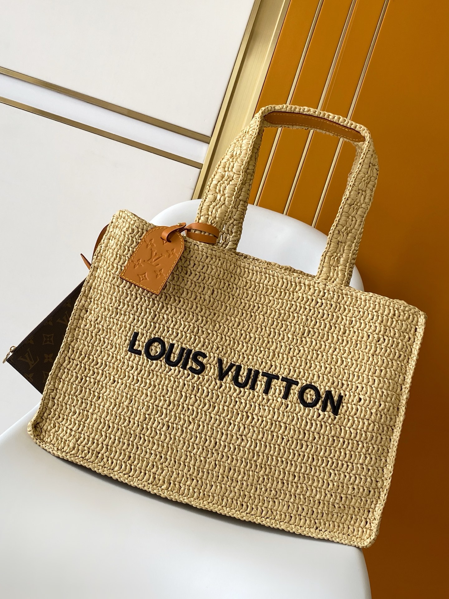 NO:574143,Authentic Grade Dynamic 163 Top Original Order M14458 This Shopper Tote handbag is filled with a summer atmosphere with elegant raffia, cleverly reflecting the Louis Vuitton logo embroidery on the front. The detachable distressed leather nameplate adds a retro charm, and the Louis Vuitton woven label on the inside highlights the new season cruise theme. Size 44 × 32 × 17 cm, authentic grade LV, louis vuitton, louis vuitton19860909正品级 动态163 顶级原单 M14458 本款Shopper Tote手袋以淡雅拉菲草洋溢夏日气息,巧妙映衬正面路易威登标识刺绣.可拆卸做旧皮革名牌增添复古韵味,内侧路易威登梭织标签点明新季邮轮主题.尺寸44 × 32 × 17 cm,正品级LV,louis vuitton,louis vuitton,Bag