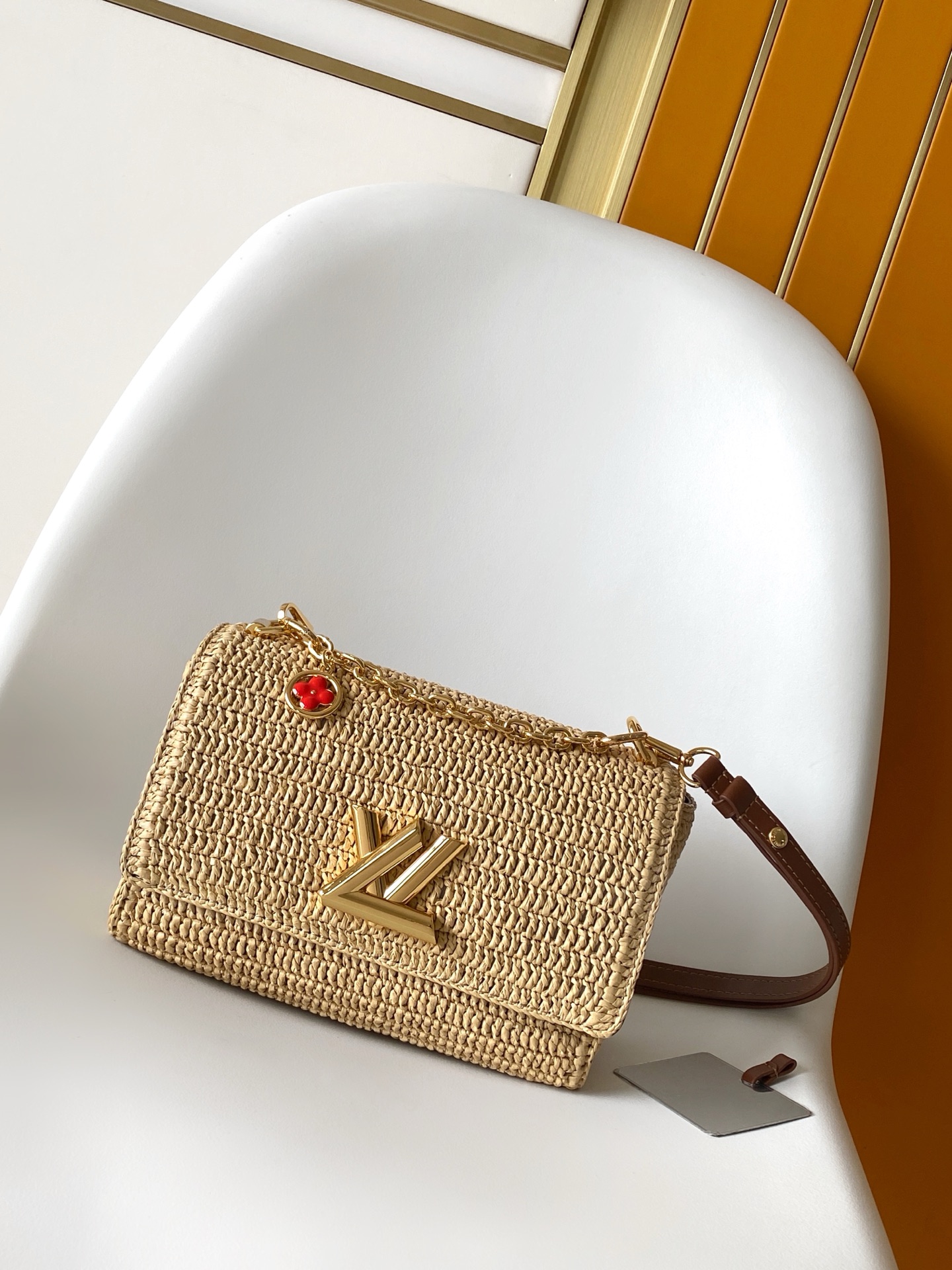 NO:574110,Authentic grade!  Top original order dynamic 163 M14309 This Twist Slim handbag embodies the leisurely style of the French Riviera, and uses creative touches to prove the brand's exquisite craftsmanship. The raffia bag body is integrated with contrasting leather trim and the iconic LV Twist twist lock, multiple pockets for organized storage, and a detachable mirror for added functionality. 17 x 9 x 23 cm (H x W x  length), genuine LV, louis vuitton19860909正品级 ！顶级原单 动态163 M14309 本款 Twist Slim 手袋凝聚法国蔚蓝海岸的悠闲格调,以创意笔触印证品牌精湛匠艺.拉菲草包身融入撞色皮革饰边和标志性 LV Twist 扭锁,多重口袋便于有序收纳,可拆卸镜子再添功能考量. 17 x 9 x 23 厘米 (高 x 宽 x 长度),正品级LV,louis vuitton,Bag