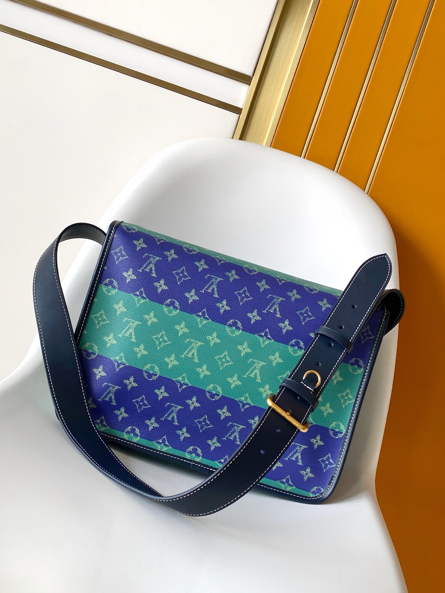 p580💰 M15187 顶级原单 变码芯片163C  本款Satchel邮差包为Monogram Heritage涂层帆布点缀做旧金属搭扣，于宽敞构型融入织物内衬，可轻松驾驭商务场合与休闲出行。内里加衬笔记本电脑隔层和前袋实现齐整收纳，MarqueLVuitton Déposée标识再添品牌笔触。
35.5 x 24 x12厘米(长度x高x宽)