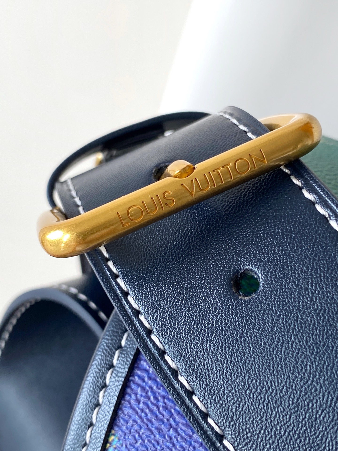 p580💰 M15187 顶级原单 变码芯片163C  本款Satchel邮差包为Monogram Heritage涂层帆布点缀做旧金属搭扣，于宽敞构型融入织物内衬，可轻松驾驭商务场合与休闲出行。内里加衬笔记本电脑隔层和前袋实现齐整收纳，MarqueLVuitton Déposée标识再添品牌笔触。
35.5 x 24 x12厘米(长度x高x宽)