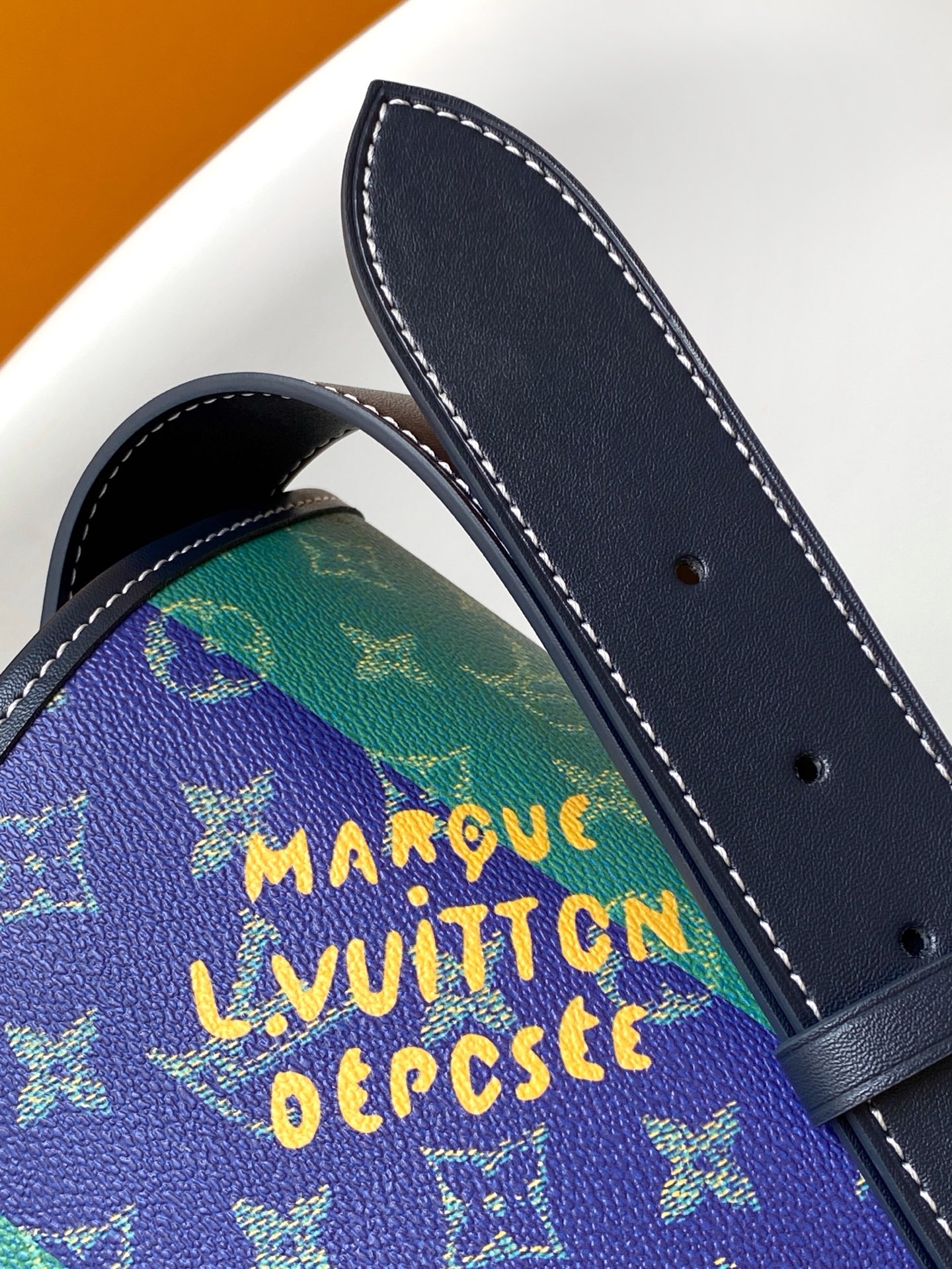 p580💰 M15187 顶级原单 变码芯片163C  本款Satchel邮差包为Monogram Heritage涂层帆布点缀做旧金属搭扣，于宽敞构型融入织物内衬，可轻松驾驭商务场合与休闲出行。内里加衬笔记本电脑隔层和前袋实现齐整收纳，MarqueLVuitton Déposée标识再添品牌笔触。
35.5 x 24 x12厘米(长度x高x宽)