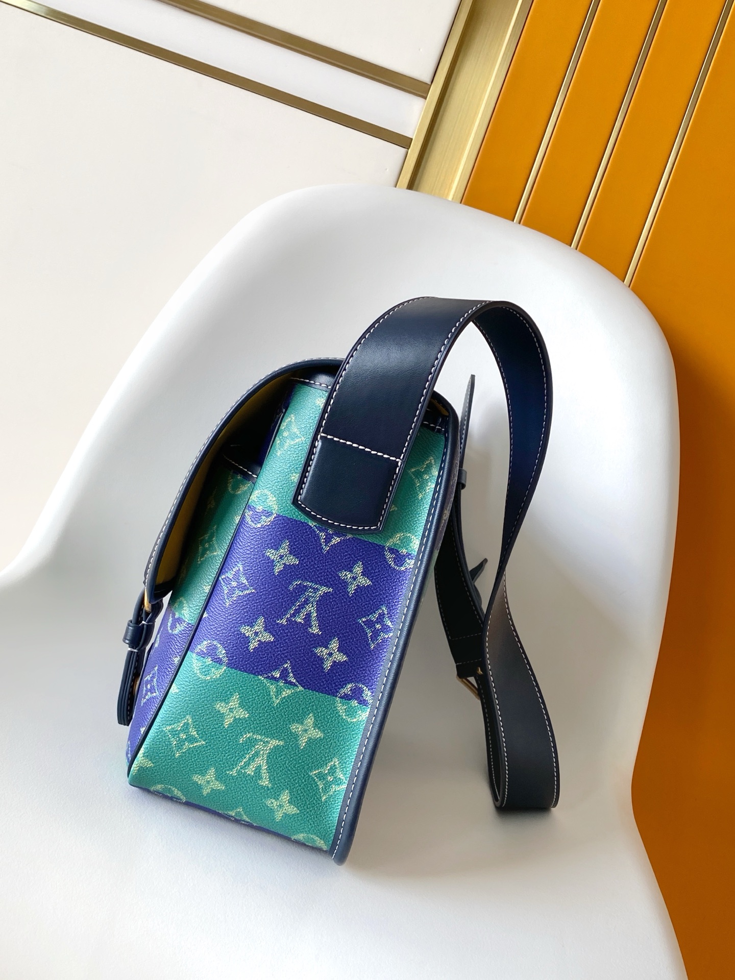 p580💰 M15187 顶级原单 变码芯片163C  本款Satchel邮差包为Monogram Heritage涂层帆布点缀做旧金属搭扣，于宽敞构型融入织物内衬，可轻松驾驭商务场合与休闲出行。内里加衬笔记本电脑隔层和前袋实现齐整收纳，MarqueLVuitton Déposée标识再添品牌笔触。
35.5 x 24 x12厘米(长度x高x宽)