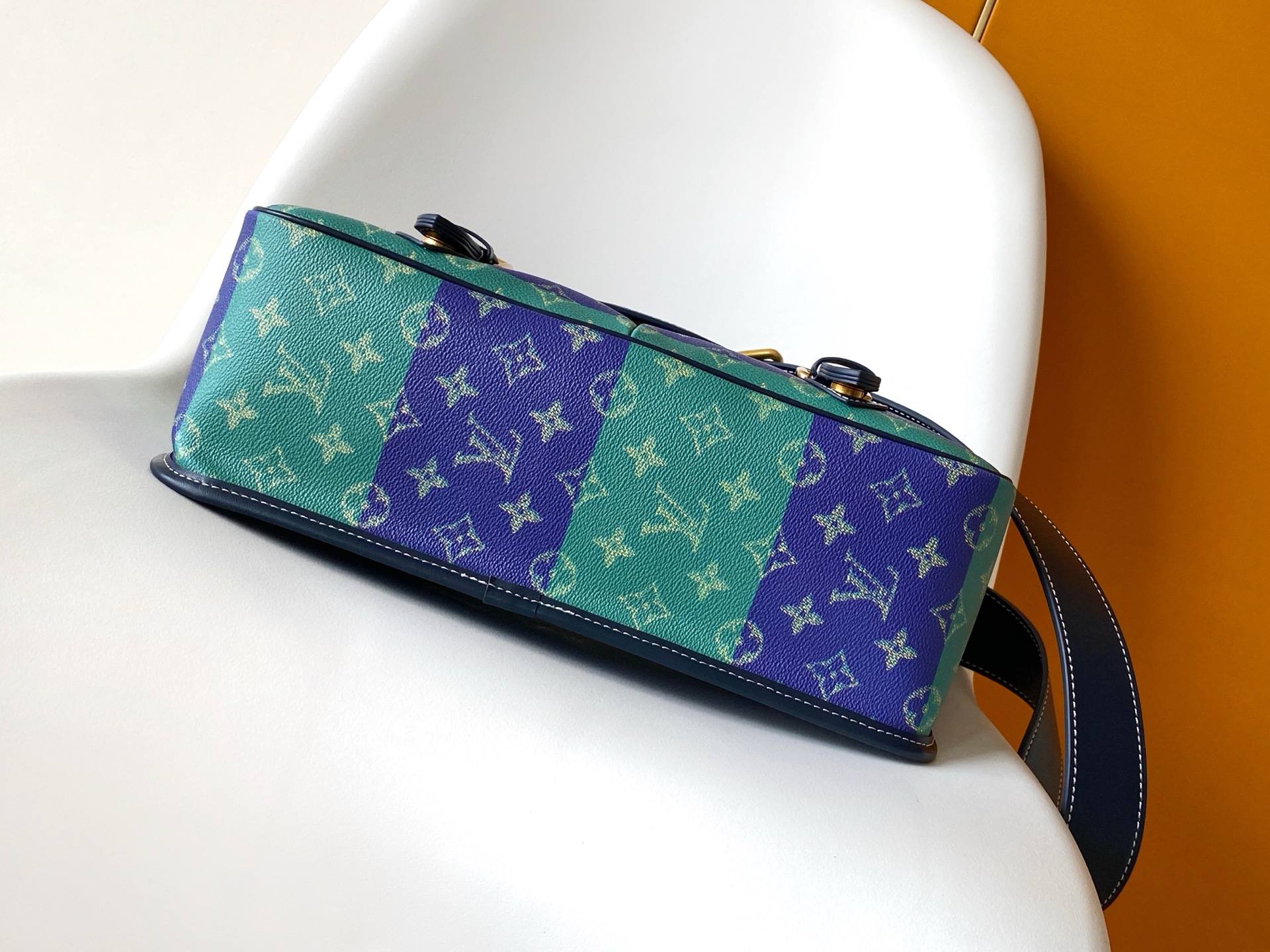 p580💰 M15187 顶级原单 变码芯片163C  本款Satchel邮差包为Monogram Heritage涂层帆布点缀做旧金属搭扣，于宽敞构型融入织物内衬，可轻松驾驭商务场合与休闲出行。内里加衬笔记本电脑隔层和前袋实现齐整收纳，MarqueLVuitton Déposée标识再添品牌笔触。
35.5 x 24 x12厘米(长度x高x宽)