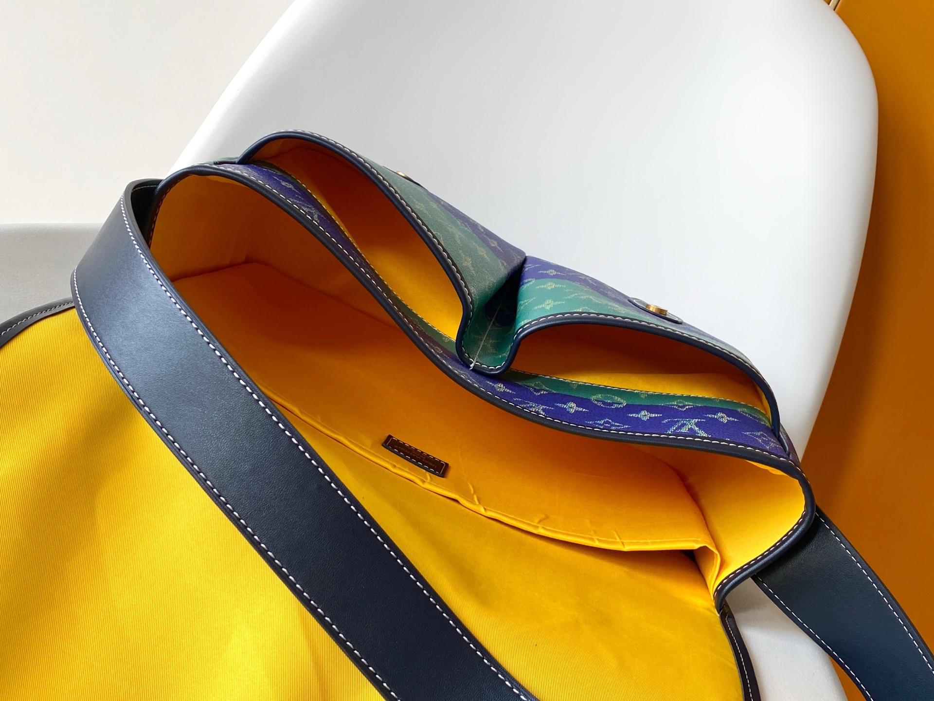 p580💰 M15187 顶级原单 变码芯片163C  本款Satchel邮差包为Monogram Heritage涂层帆布点缀做旧金属搭扣，于宽敞构型融入织物内衬，可轻松驾驭商务场合与休闲出行。内里加衬笔记本电脑隔层和前袋实现齐整收纳，MarqueLVuitton Déposée标识再添品牌笔触。
35.5 x 24 x12厘米(长度x高x宽)